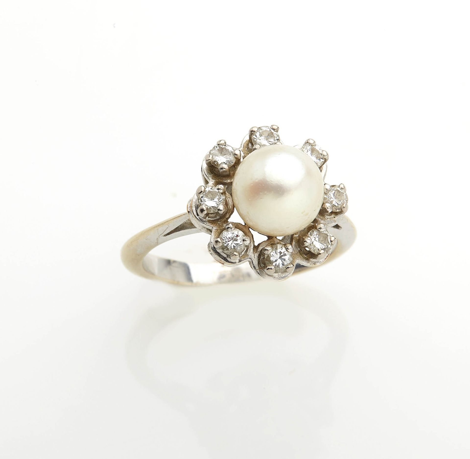 Null 白金戒指中央镶嵌着一颗7.50毫米的养殖珍珠，周围有八颗小钻石。手指大小：52.5 重量：5.14克。