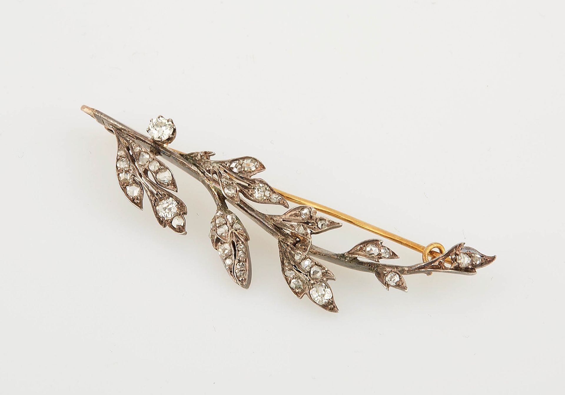 Null 
Yellow gold and silver leaf brooch paved with old cut diamonds and rose. L&hellip;