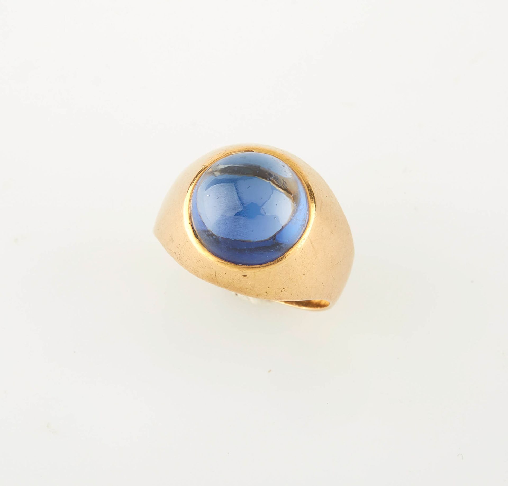 Null 镶嵌有凸圆形切割蓝宝石的黄金戒指。手指大小：49。 重量：5克。
