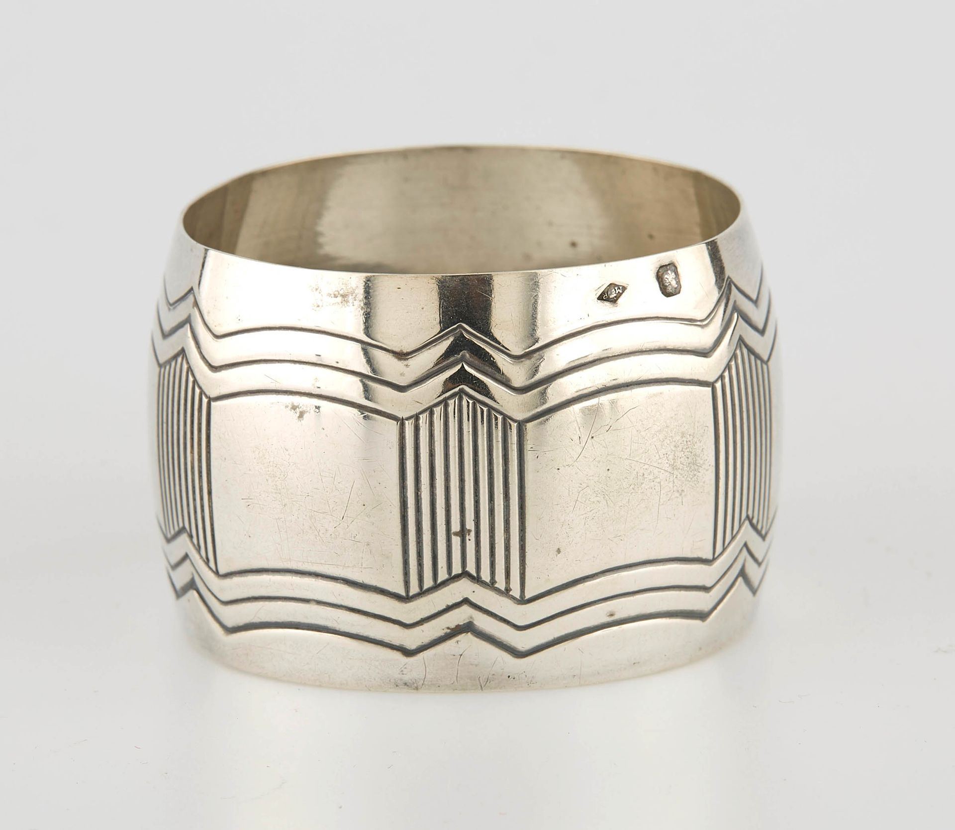 Null Silver napkin ring engraved with geometric lines. Hallmarked Minerve. M.O.:&hellip;
