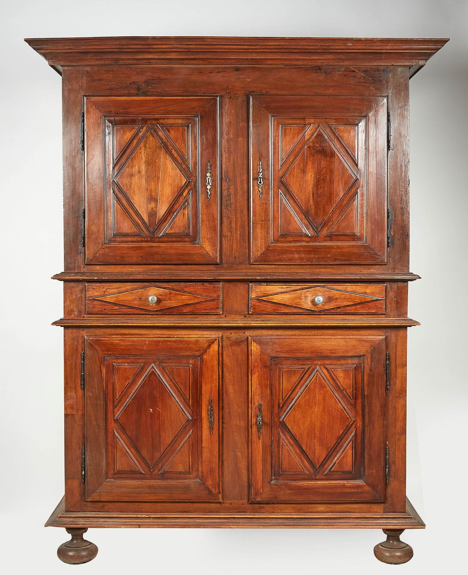 Null Buffet said "four shutters" in walnut carved with diamonds opening to four &hellip;