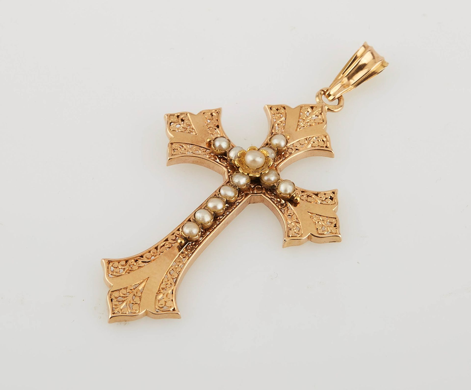 Null 黄K金十字架吊坠，部分镂空，饰以12颗半珍珠。重量（毛重）：2.57g。