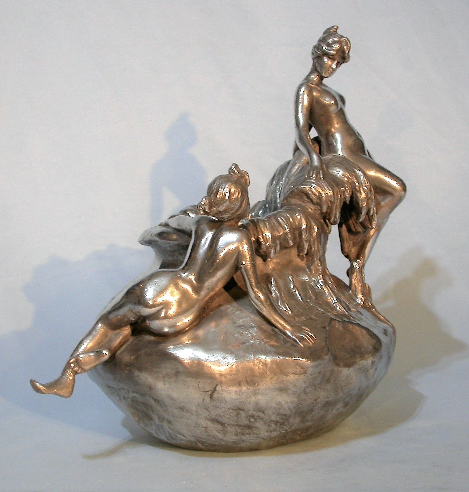 Null VILLANIS Emanuel (1858-1914): 大型锡制 "新艺术 "花瓶，可能是关于水的寓言，有两个裸体的年轻女人，一个躺在花瓶的身上，&hellip;