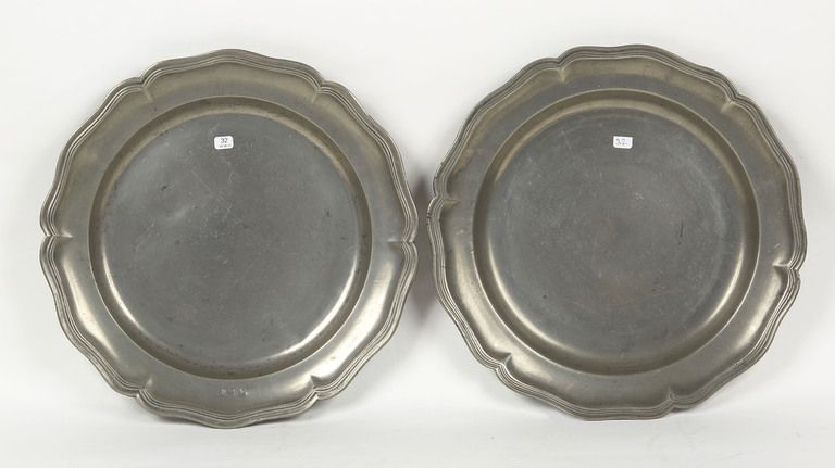 Null NORTH-PICARDY. Pair of round pewter dishes with a moulded and curved edge. &hellip;