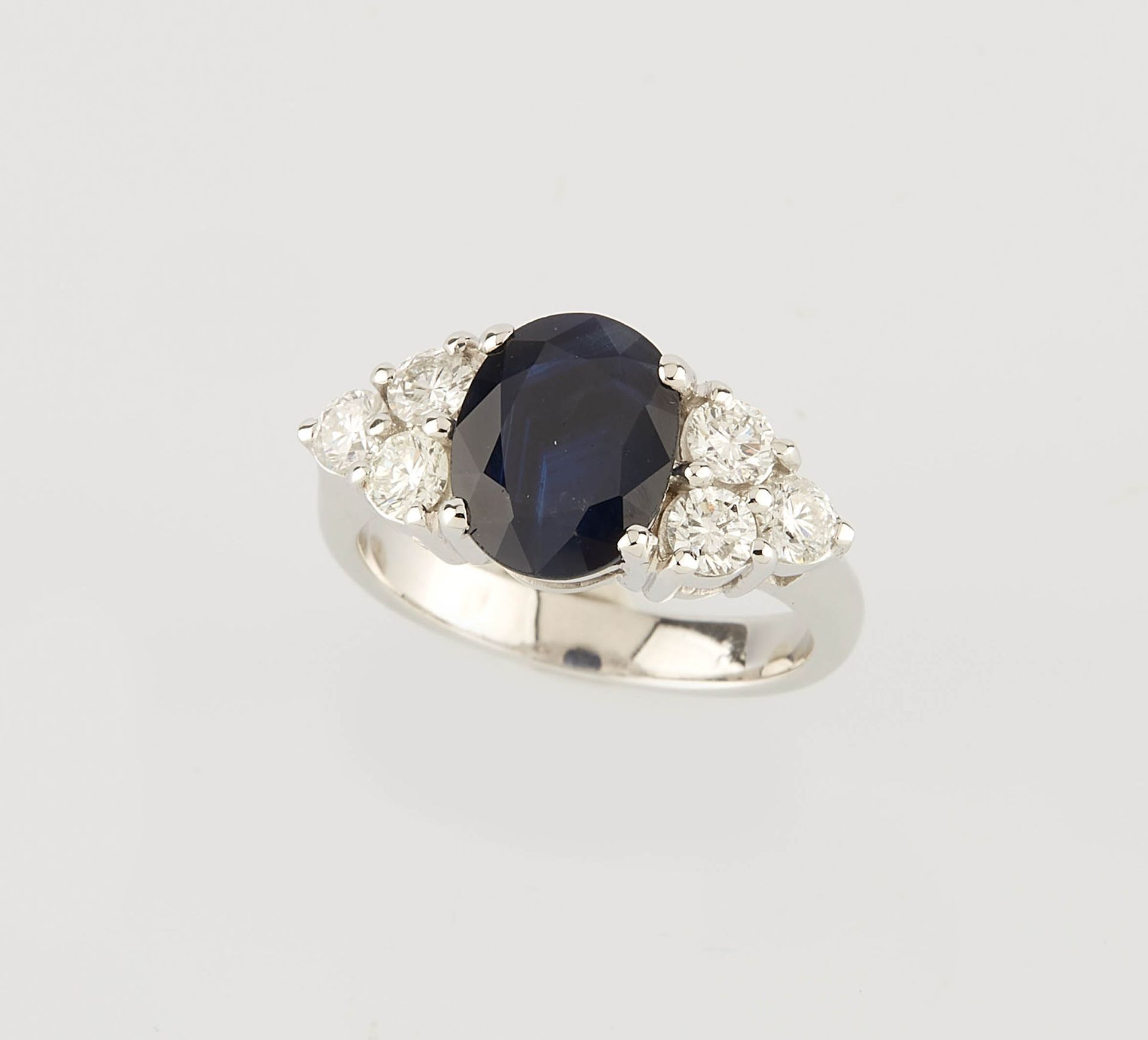 Null White gold ring set with a 2.80 ct oval sapphire and six modern white diamo&hellip;