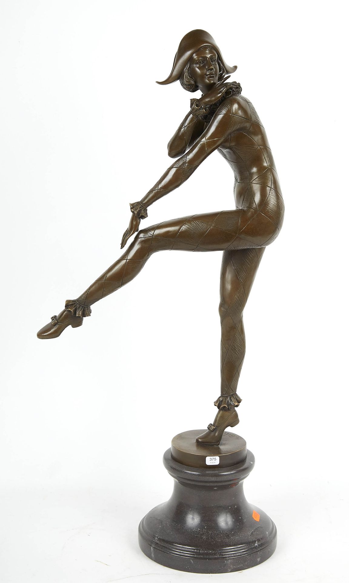 Null GILBERT A. Grand sujet en bronze à patine brune représentant un arlequin. S&hellip;