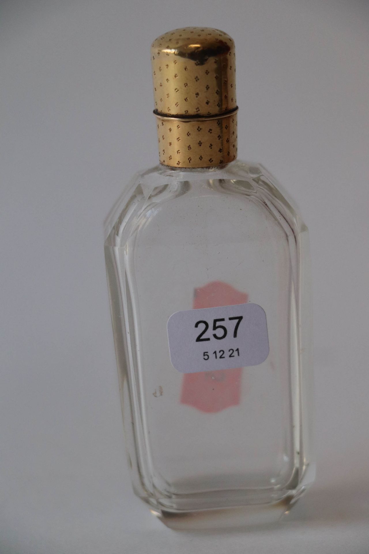 Null 无色水晶香水瓶，金框和塞子（低标题），刻有花纹。19世纪初。有其内部塞子。高度：9.5厘米。9,5厘米。