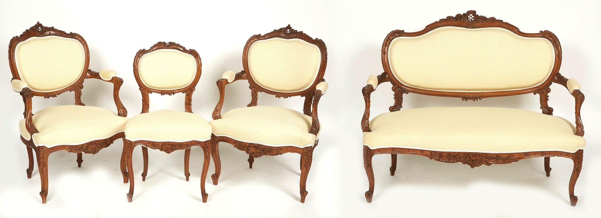 Null 洛可可风格的胡桃木雕刻的贝壳和叶子的客厅，包括一个双座沙发，一对扶手椅和一把椅子。