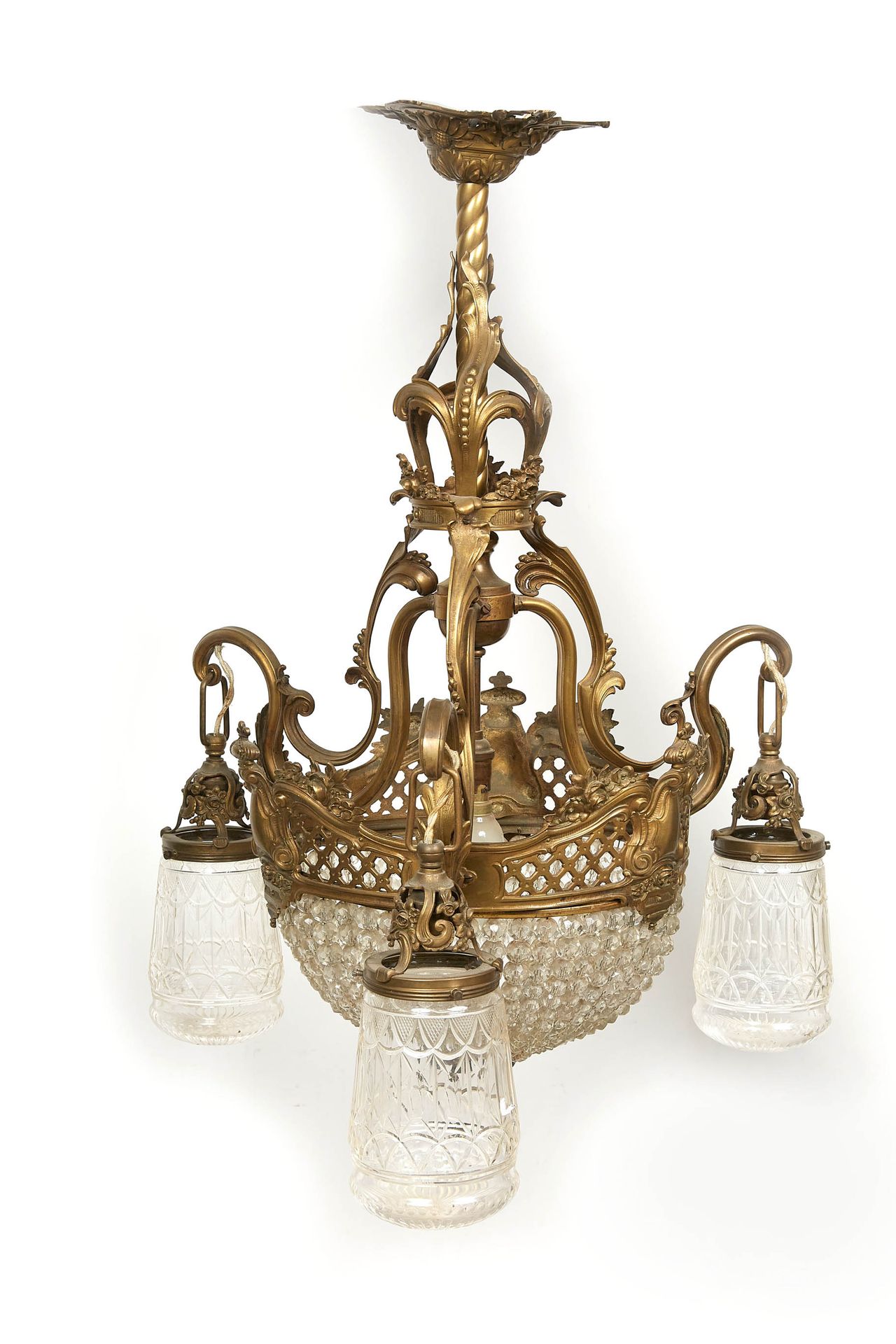 Null 一盏三臂青铜吊灯，部分饰有储备金、花和叶子。玻璃中的郁金香。高度：65厘米。高度：65厘米。直径：45厘米。