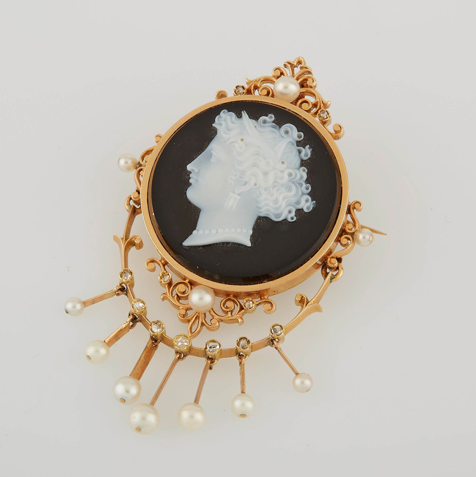 Null A round brooch in yellow gold with a cameo on cornelian representing a woma&hellip;