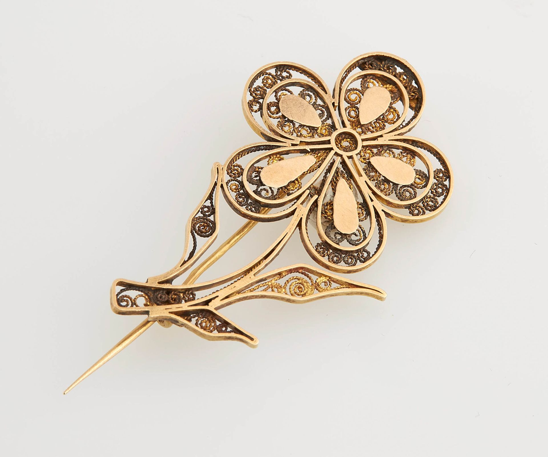 Null Yellow gold filigree pin in the shape of a flower. Length : 4,5 cm. Weight &hellip;