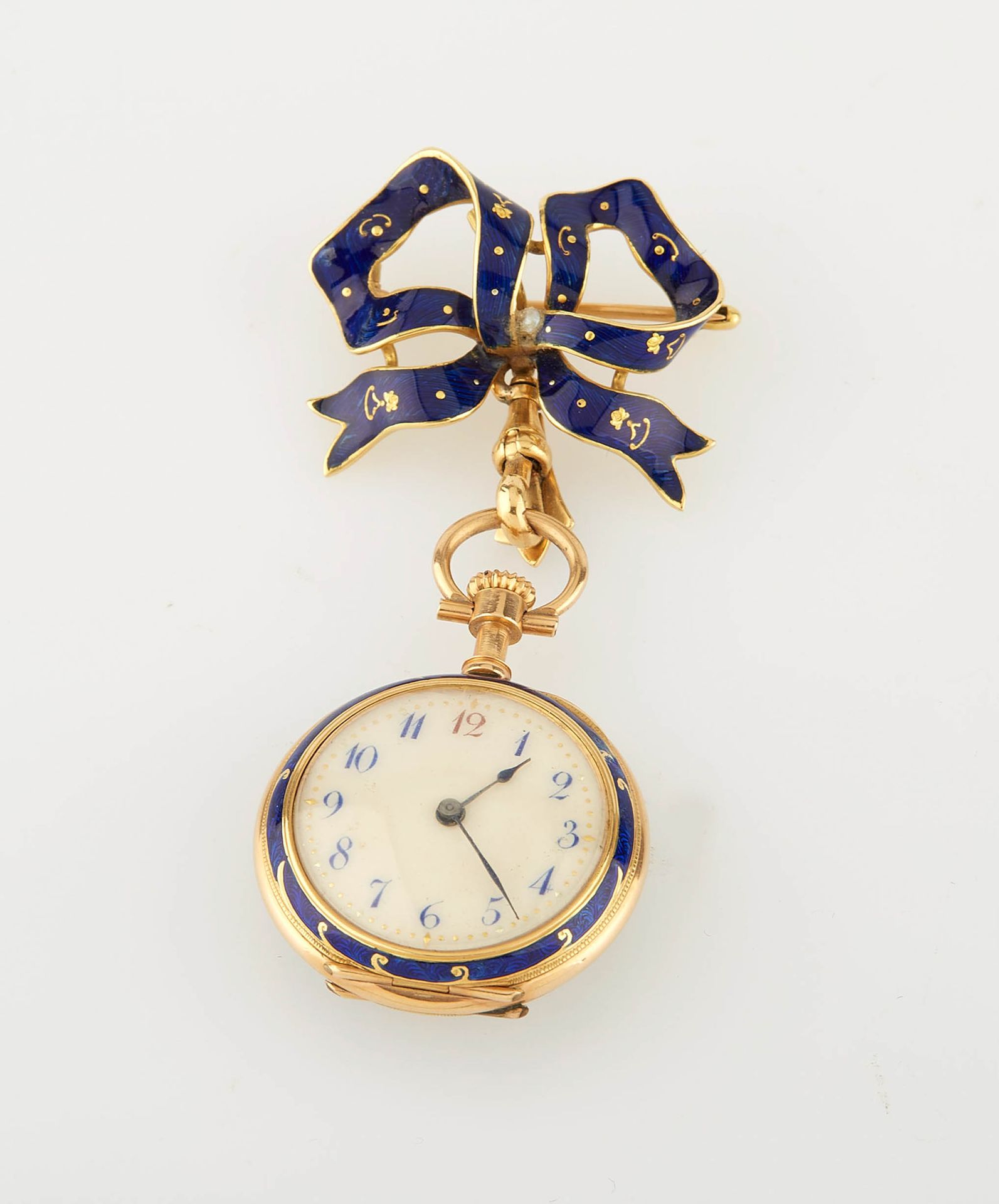 Null Châtelaine手表和其胸针，形状是一个蓝色珐琅的黄金蝴蝶结，背面凿有叶子，并有钻石碎片加强。直径：2.5厘米。重量（毛重）：20.60克。