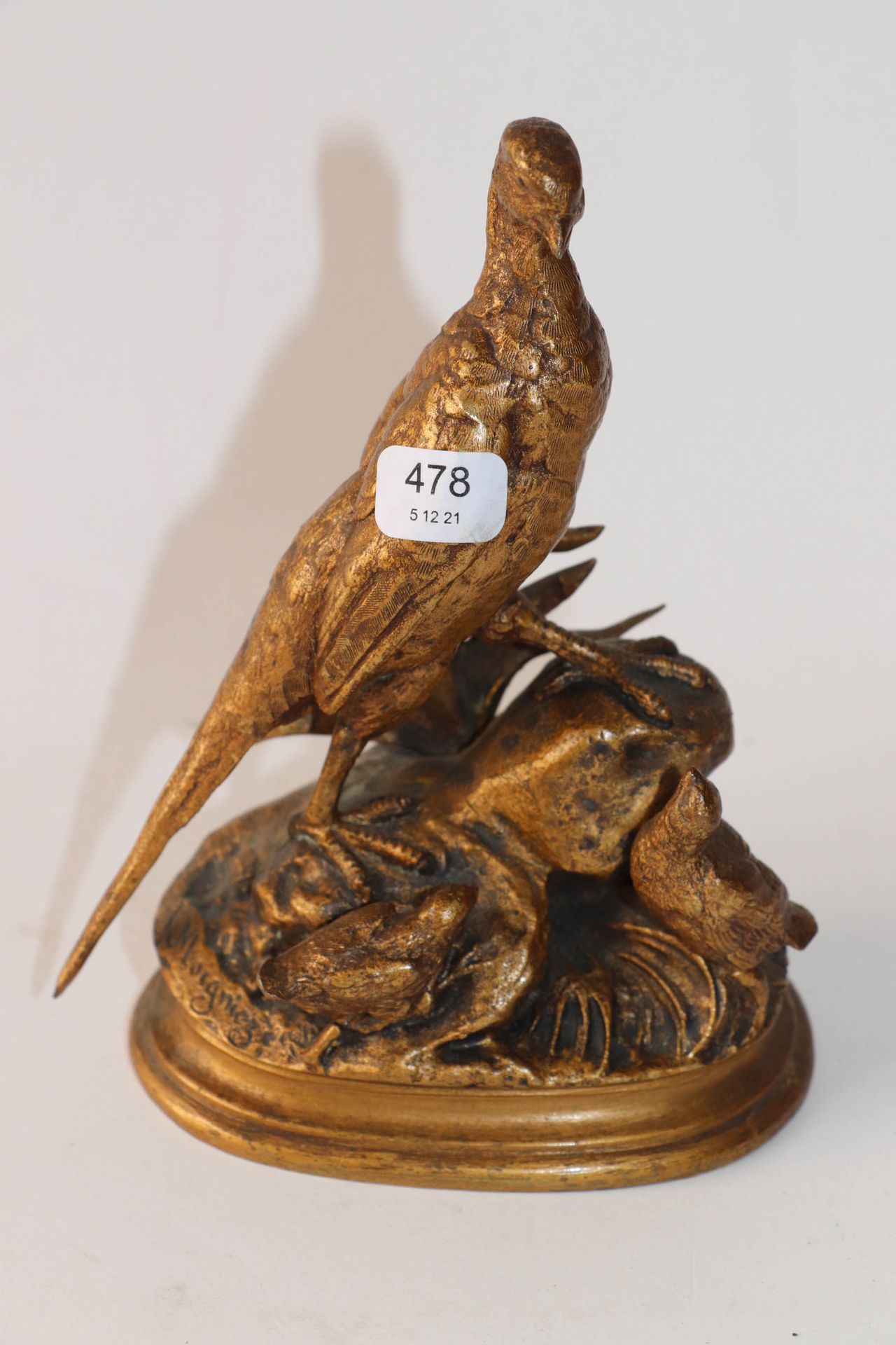 Null 莫尼耶兹-儒勒（1835/1894）。带有金色铜锈的小铜器，表现了一只在岩石丘上的野鸡，看着她的两个孩子。签名。高度：14.5厘米。高度：14.5厘米&hellip;