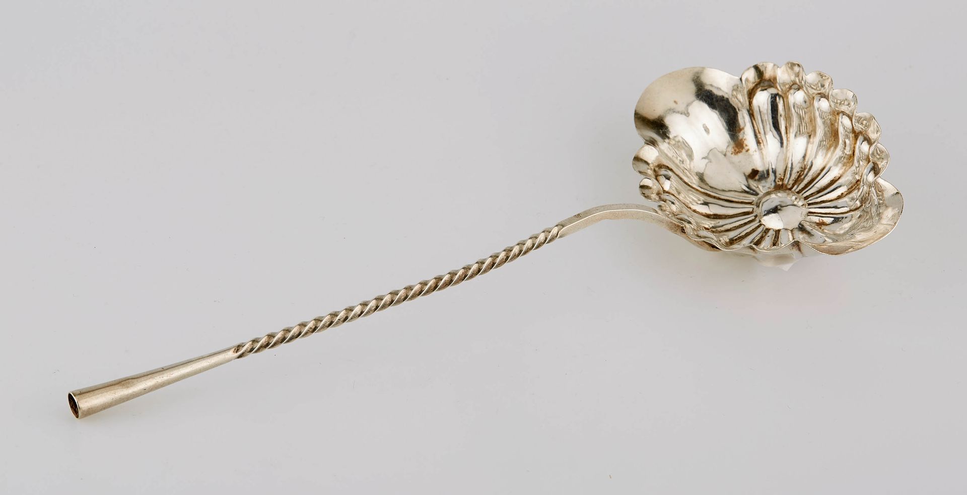 Null 银质打孔勺，有椭圆形的加德满都勺和扭曲的柄。巴黎1819/38。长度：21.5厘米。重量：38克。手柄不见了。