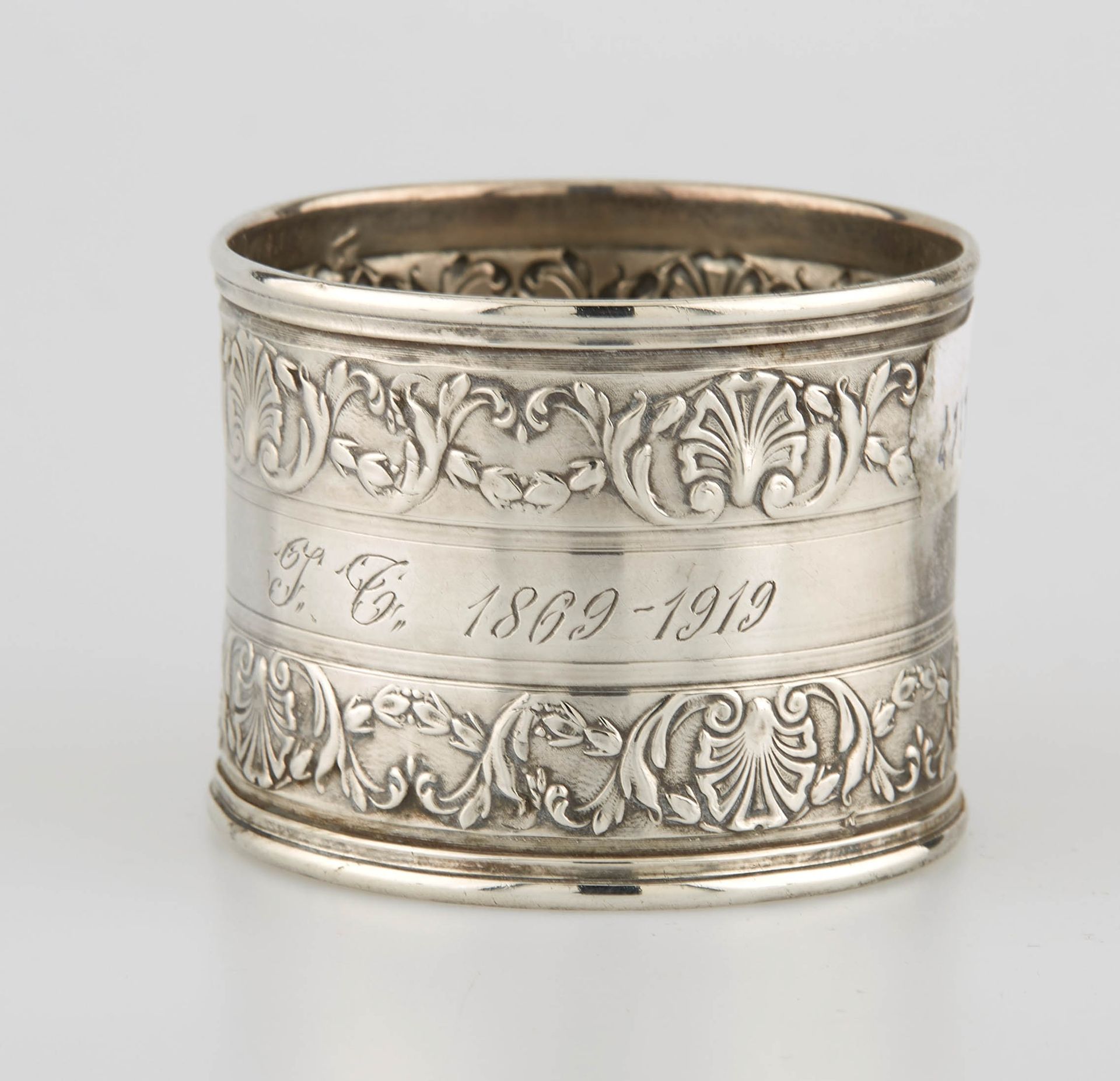 Null Silver napkin ring engraved and chased with friezes of palmettes and leafy &hellip;