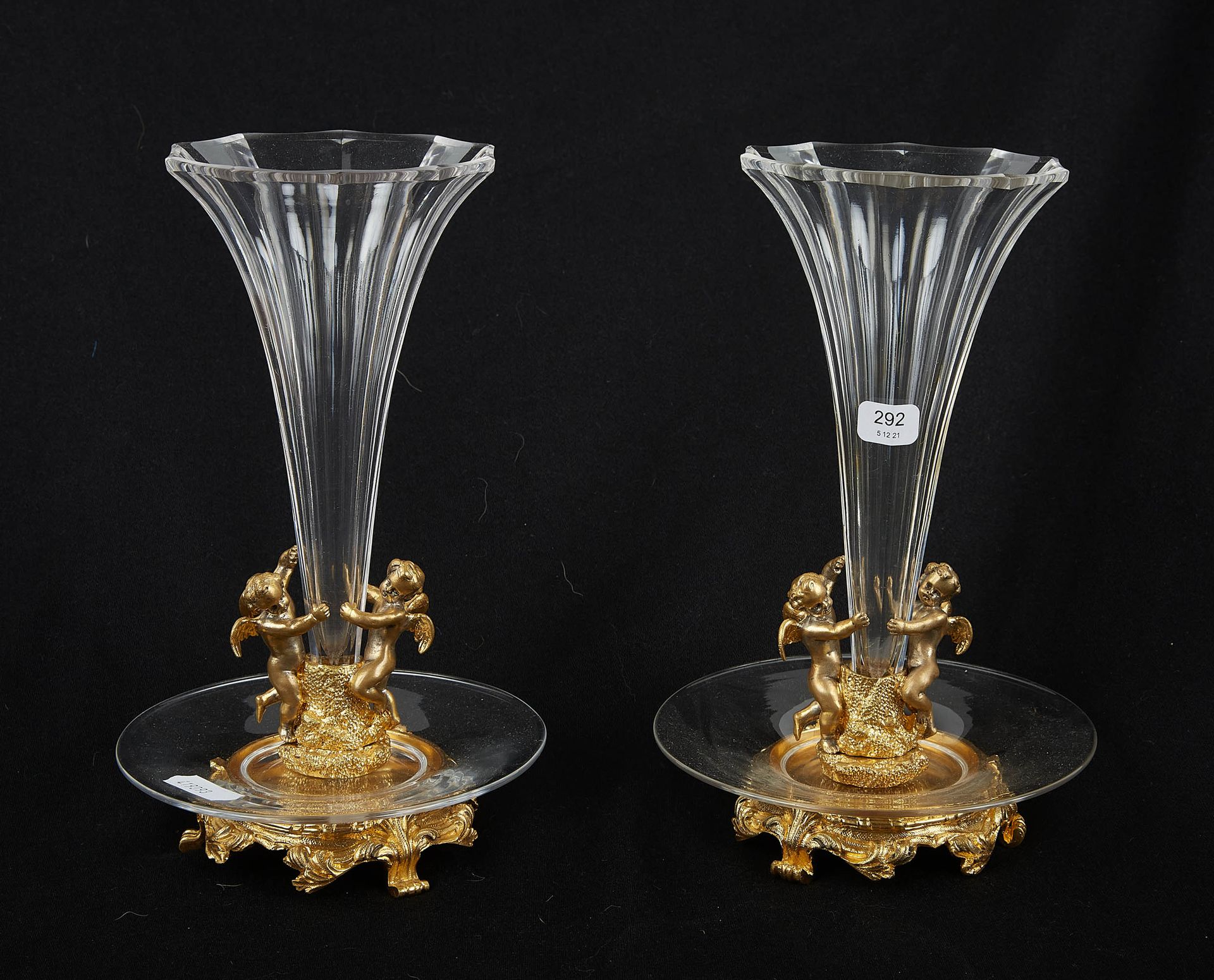 Null 巴贝迪恩-费迪南（1810/1892）。一对小水晶和鎏金青铜花瓶，上面刻有树叶和小天使。签名。高度：20.5厘米。高度：20.5厘米。直径：13厘米。
