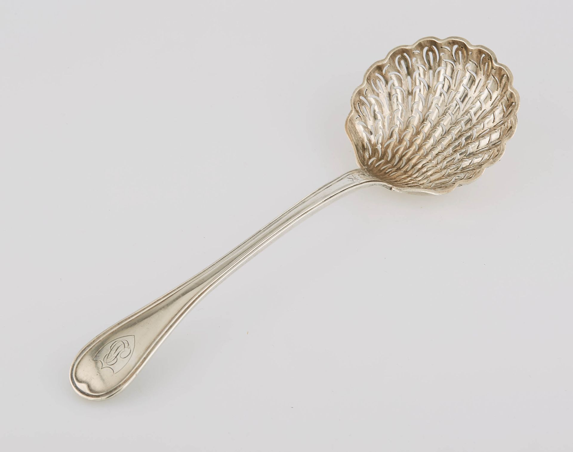 Null 银质勺子，圆形勺子和铲子上刻有纹章。巴黎1819/38。M.O. : MAHLER.长度：20.5厘米。重量：68克。