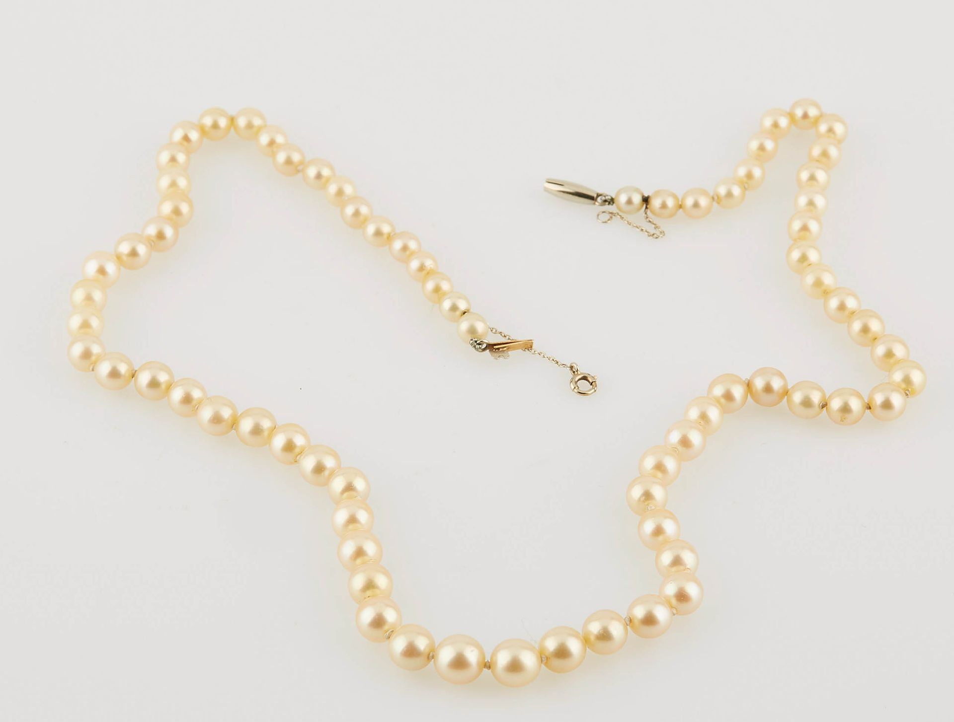 Null Halskette aus zweiundsiebzig fallenden Perlen. Olive Goldverschluss mit Sic&hellip;