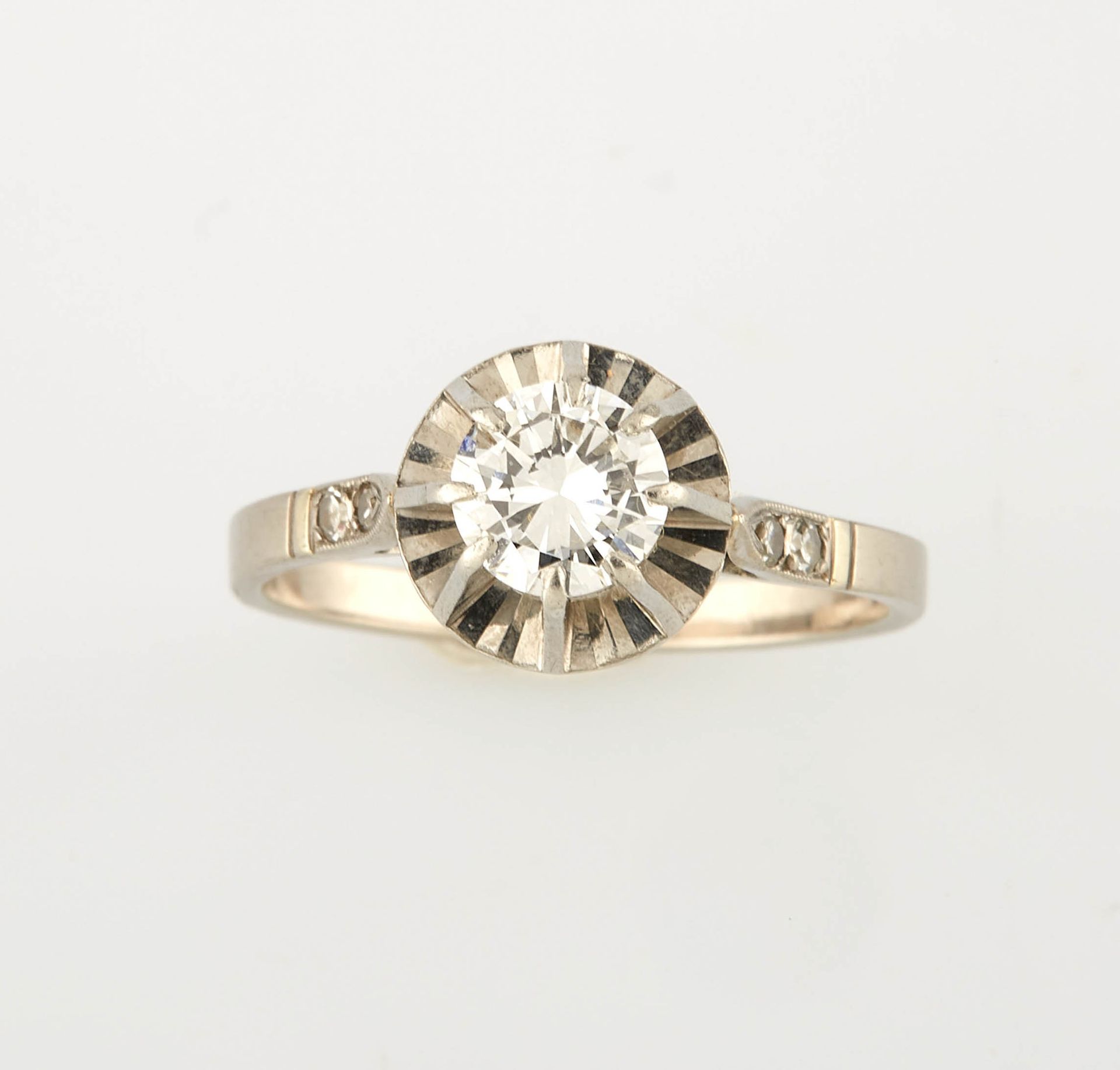 Null 白金和铂金单颗戒指，镶有一颗约0.90克拉的明亮式切割钻石。 手指尺寸：59.5。重量：4.25g。