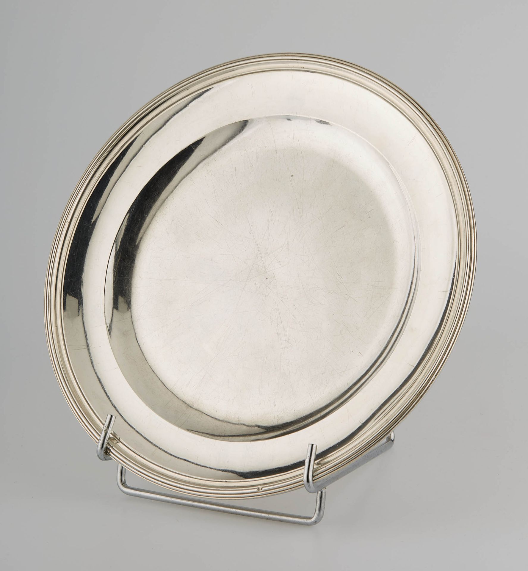 Null A round silver dish with a moulded edge of fillets. Minerve mark, ép.. 19th&hellip;