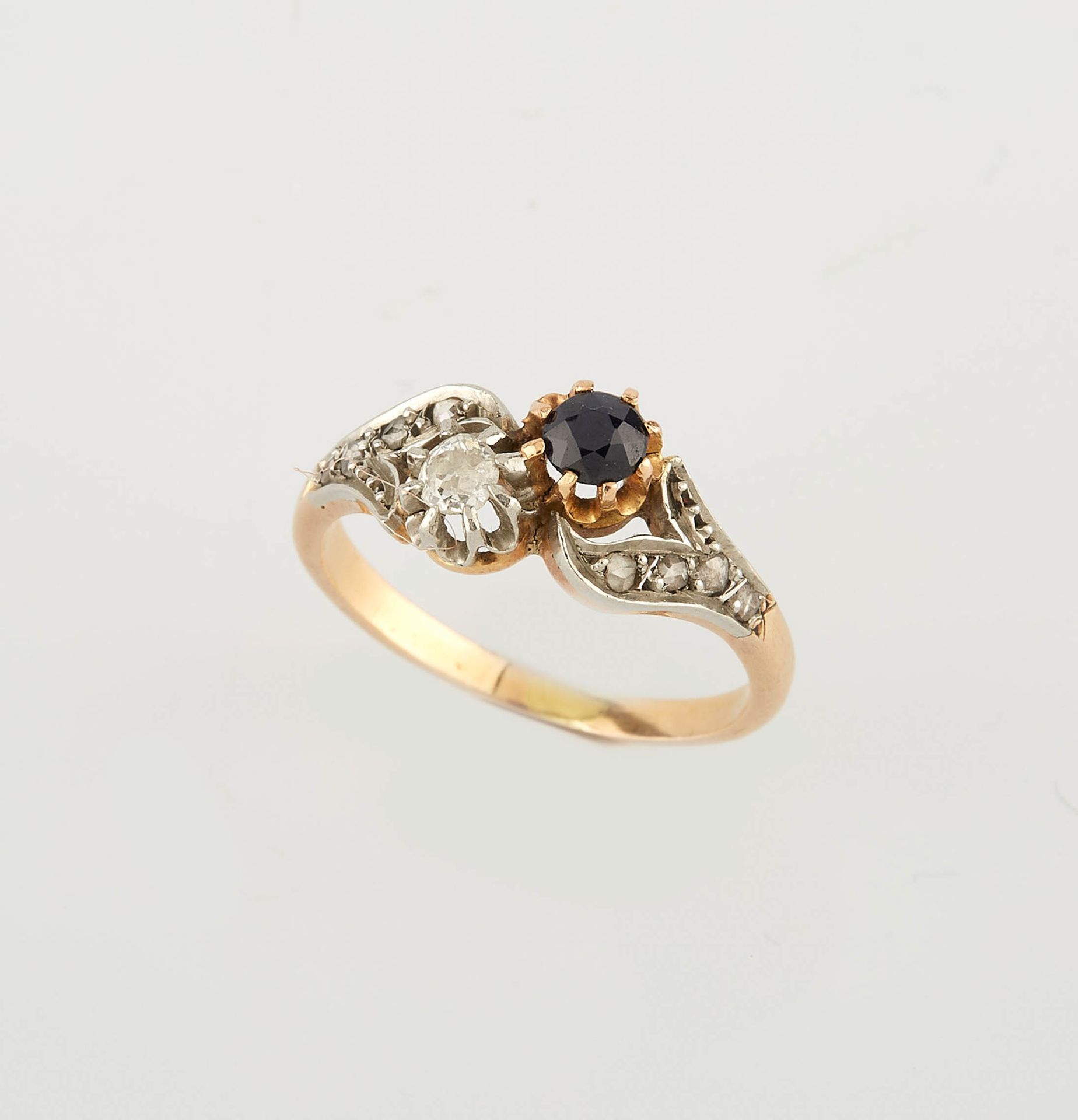 Null 
黄金和铂金 "你和我 "戒指，镶嵌着一颗小的圆形蓝宝石和一颗小的老式切割钻石，并有玫瑰花的装饰。手指大小：54。重量：3.50克。