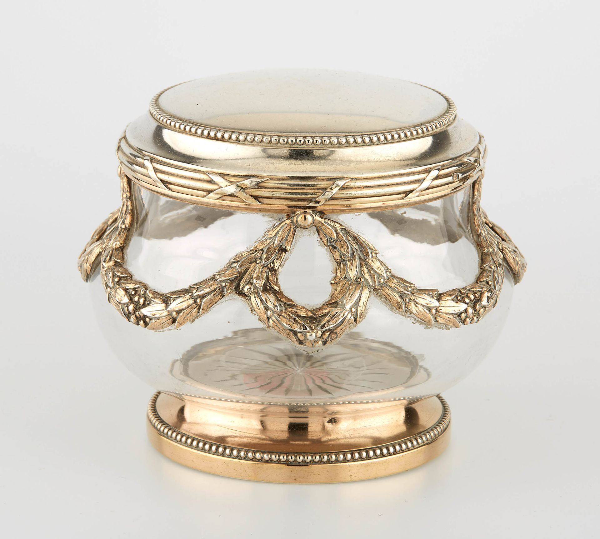 Null 一个圆形的水晶和银色的糖果盒，上面有珍珠、网子、交叉的丝带和月桂花环。Minerve的标志。高度：11厘米。高度：11厘米。直径：13厘米。重量（毛重&hellip;