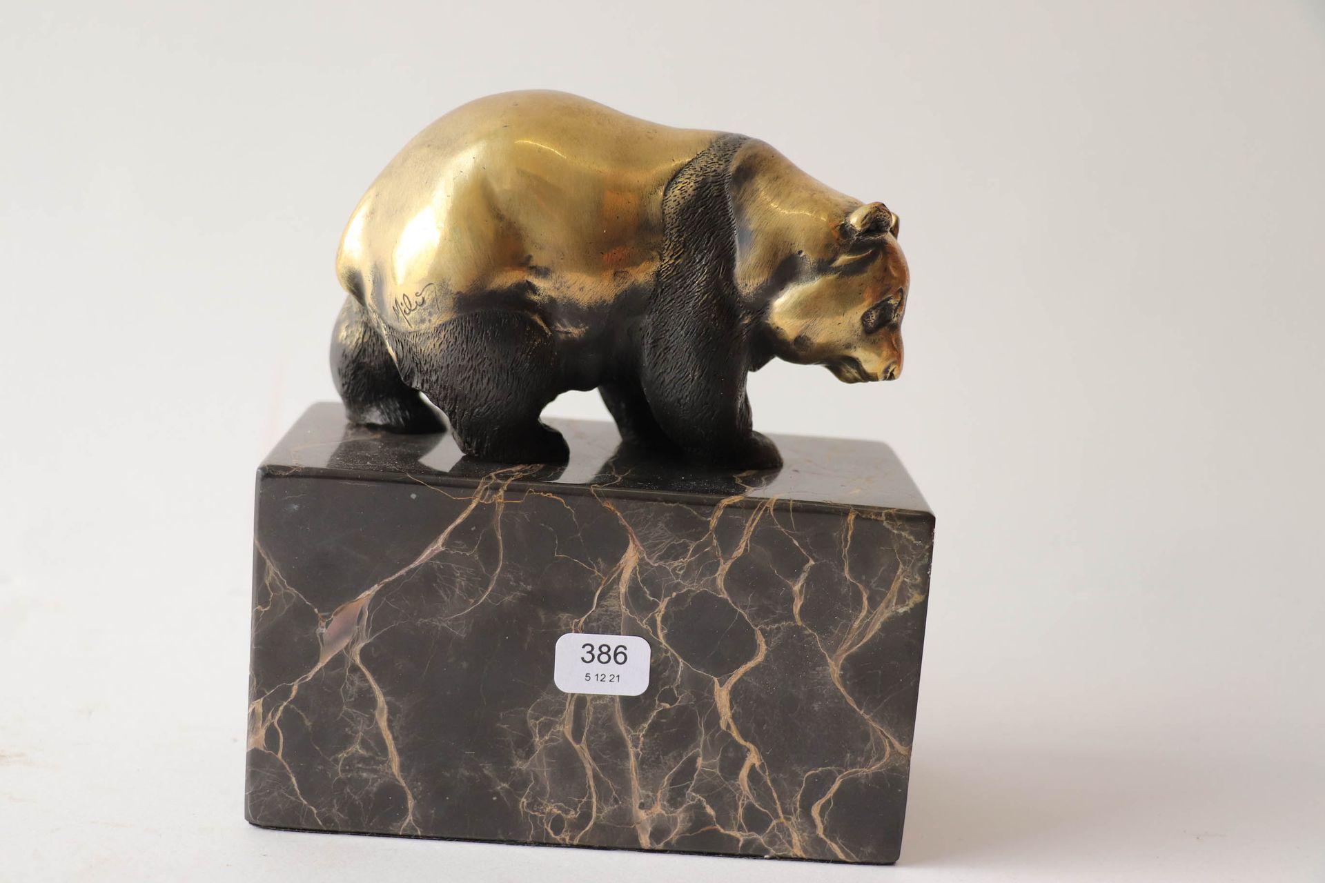 Null 米洛（生于1925年）。带有黄色铜锈的青铜主题，代表一只熊猫。签名。黑色大理石底座，有黄色脉络。高度：15厘米。高度：15厘米。长度：13厘米。深度：&hellip;