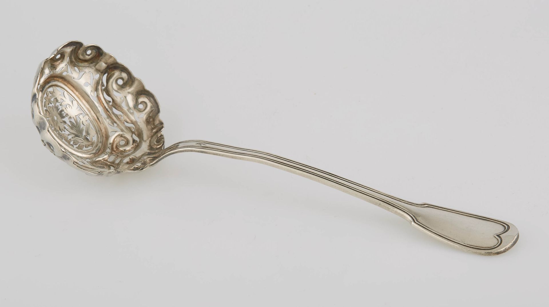 Null 银质勺子，有圆形勺子和花纹设计。Minerve的标志。长度：20厘米。重量：63克。