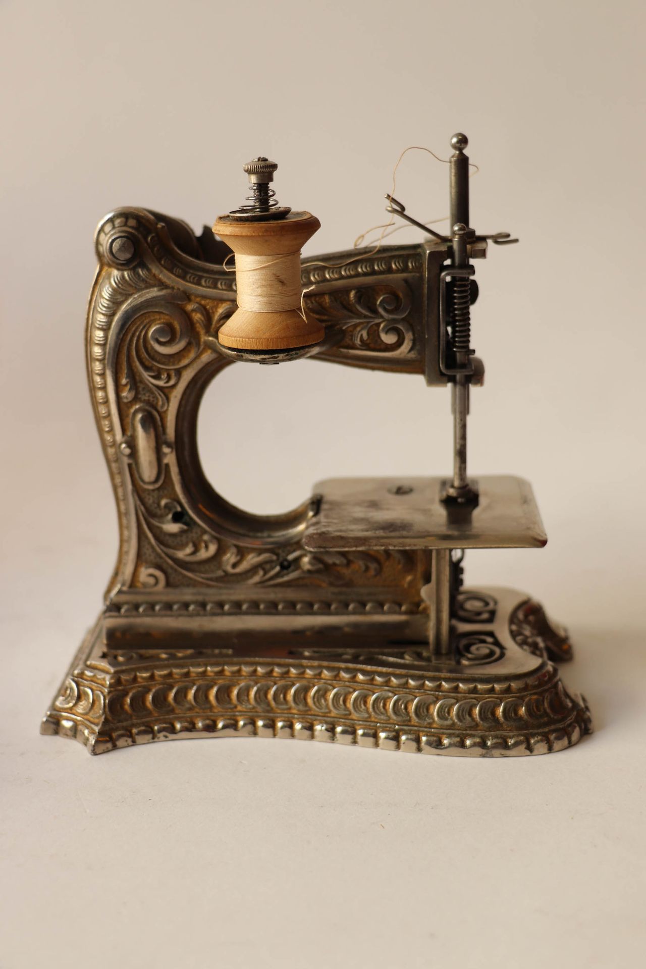 Null Miniature sewing machine in chased metal with foliage scrolls. Early 20th c&hellip;