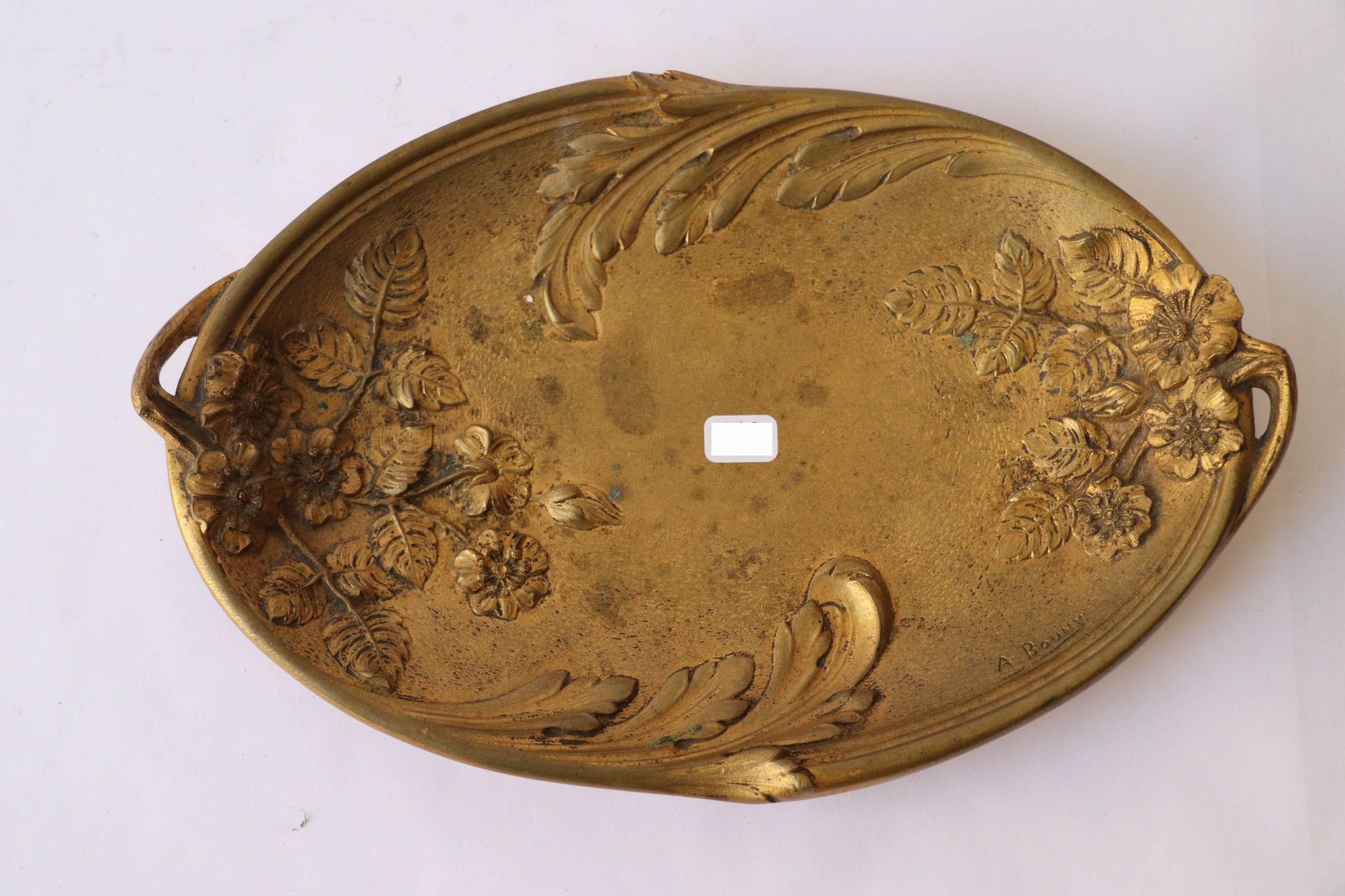 Null BOUNY A. Vide poche aus Bronze mit gelber Patina, ziseliert mit Blumen und &hellip;