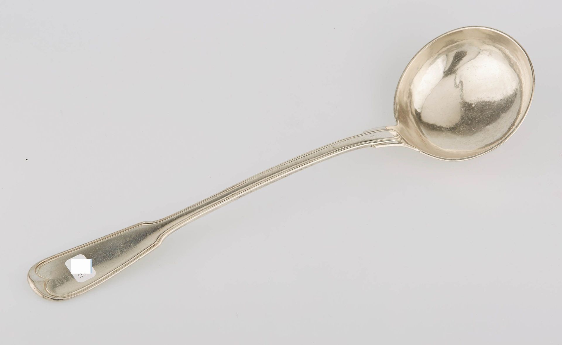 Null 银质勺子，网状图案。米诺夫印记，19世纪末。长度：32厘米。重量：206克。