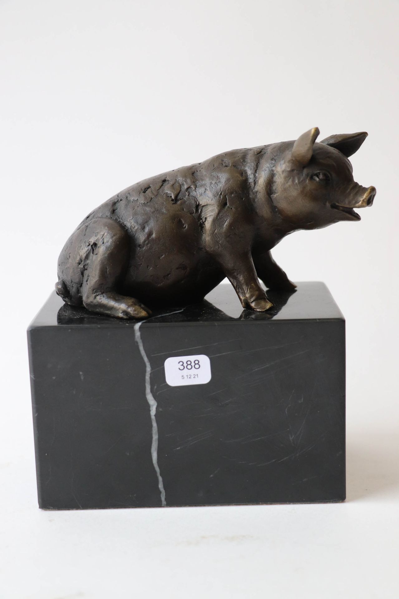 Null 米洛（生于1925年）。带有棕色铜锈的青铜主题，代表一只猪。签名。黑色大理石底座。高度：15.5厘米。高度：15.5厘米。长度：13厘米。深度：8厘米&hellip;