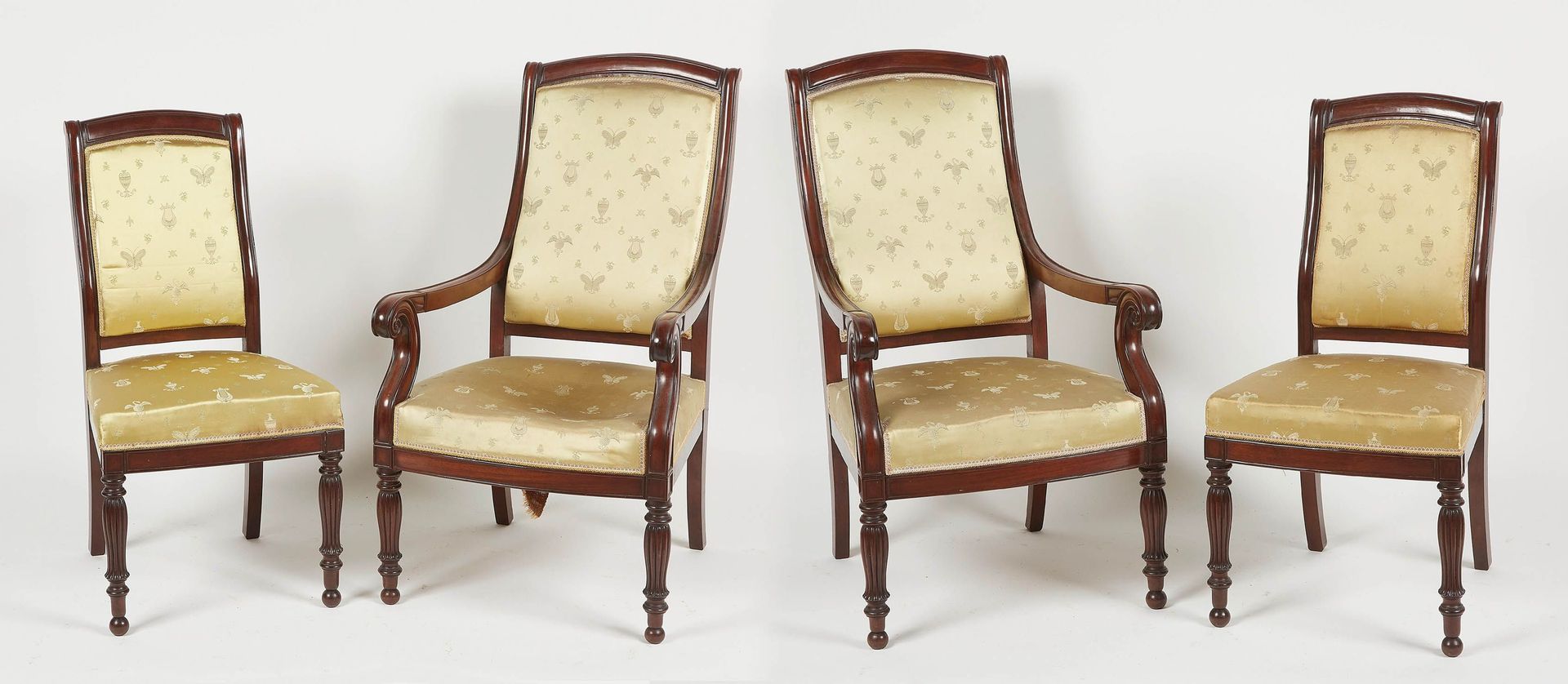 Null 一对桃花心木扶手椅和椅子，边缘模压，前腿带球。查理十世时期。尺寸（扶手椅）：高度：100厘米。100厘米，长度：56厘米，深度：55厘米。尺寸（椅子）&hellip;