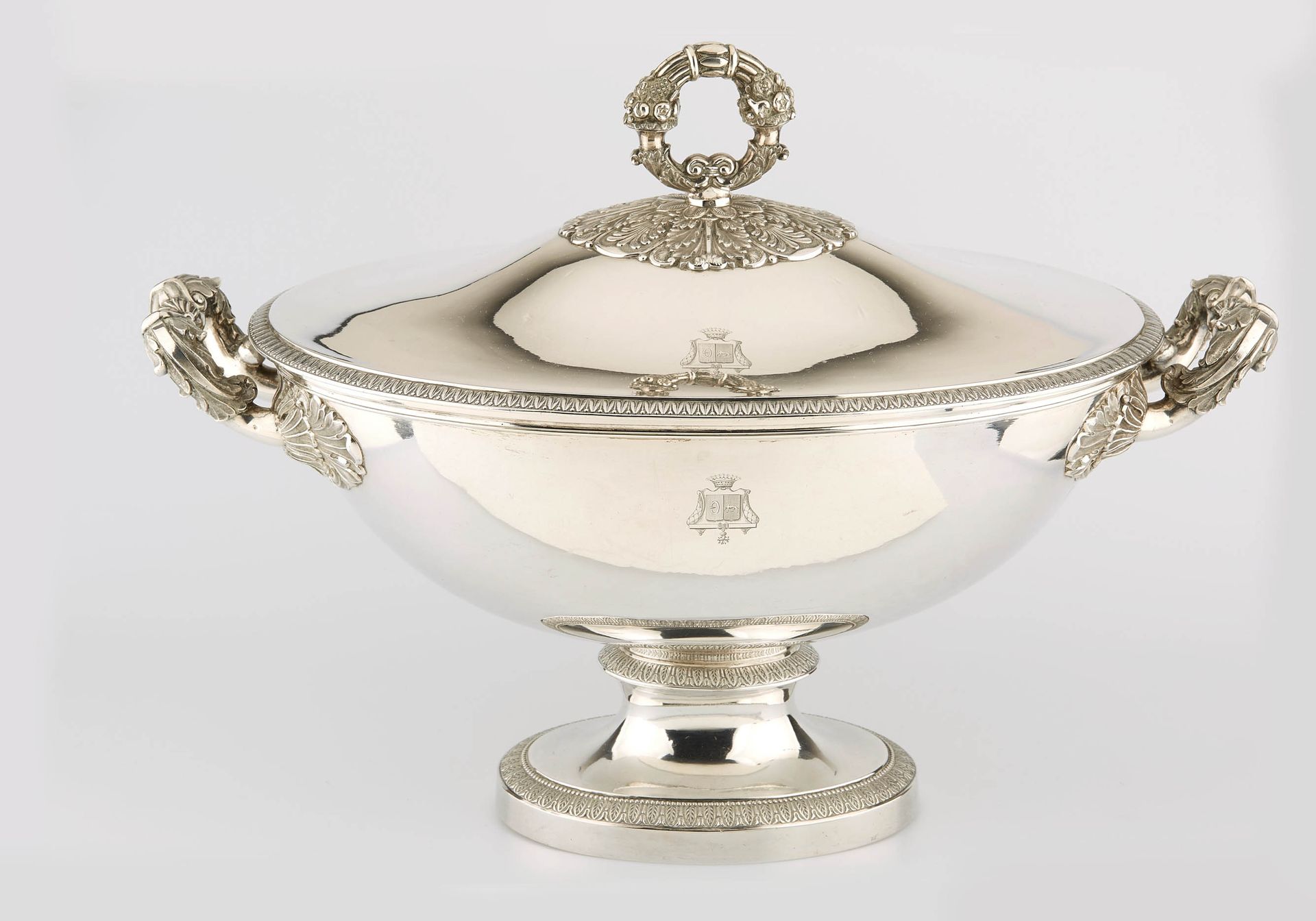 Null Important oval covered vegetable dish in silver resting on an oval pedestal&hellip;