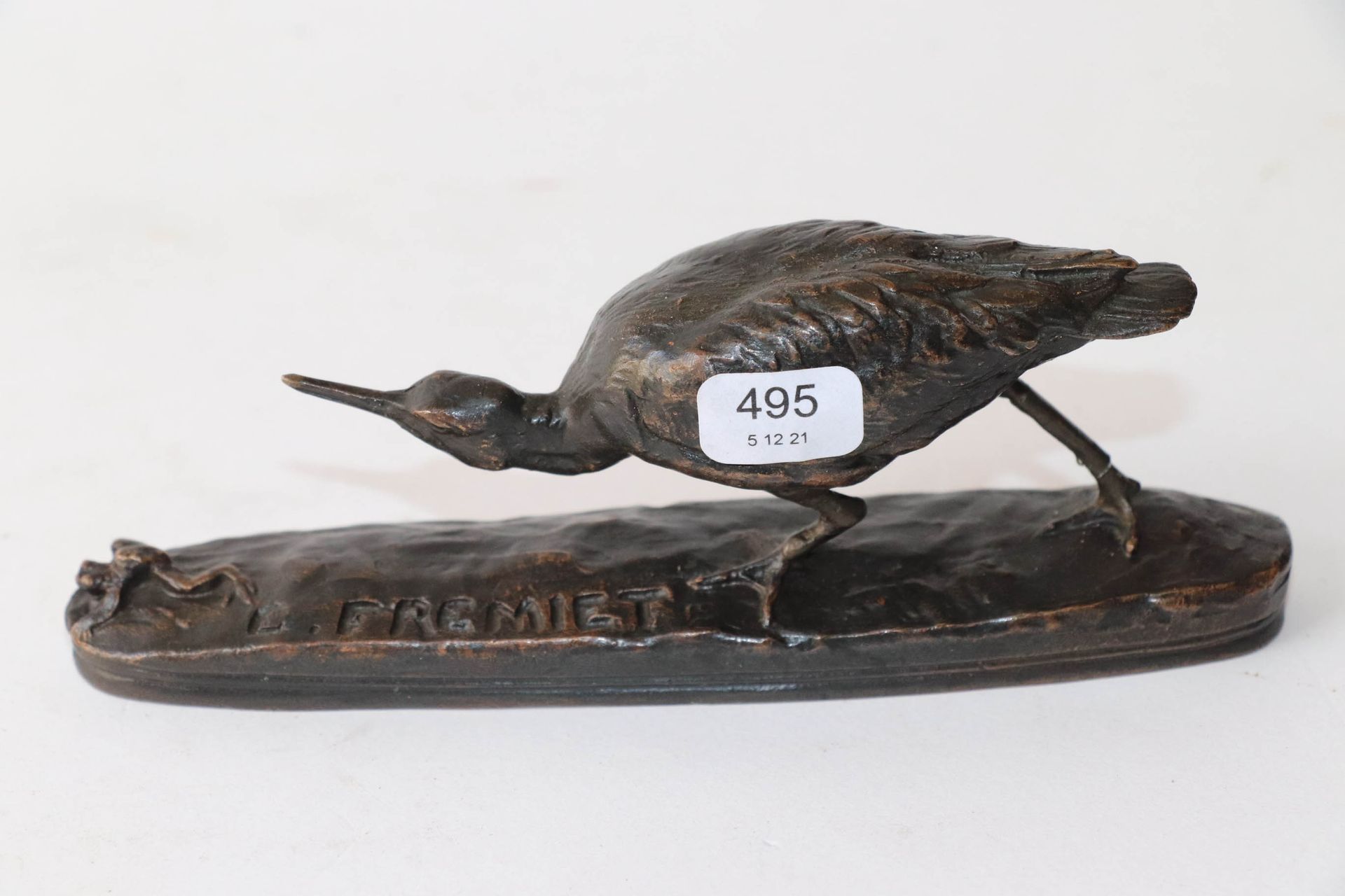 Null FREMIET E. Objeto de bronce con pátina marrón que representa un pájaro y un&hellip;