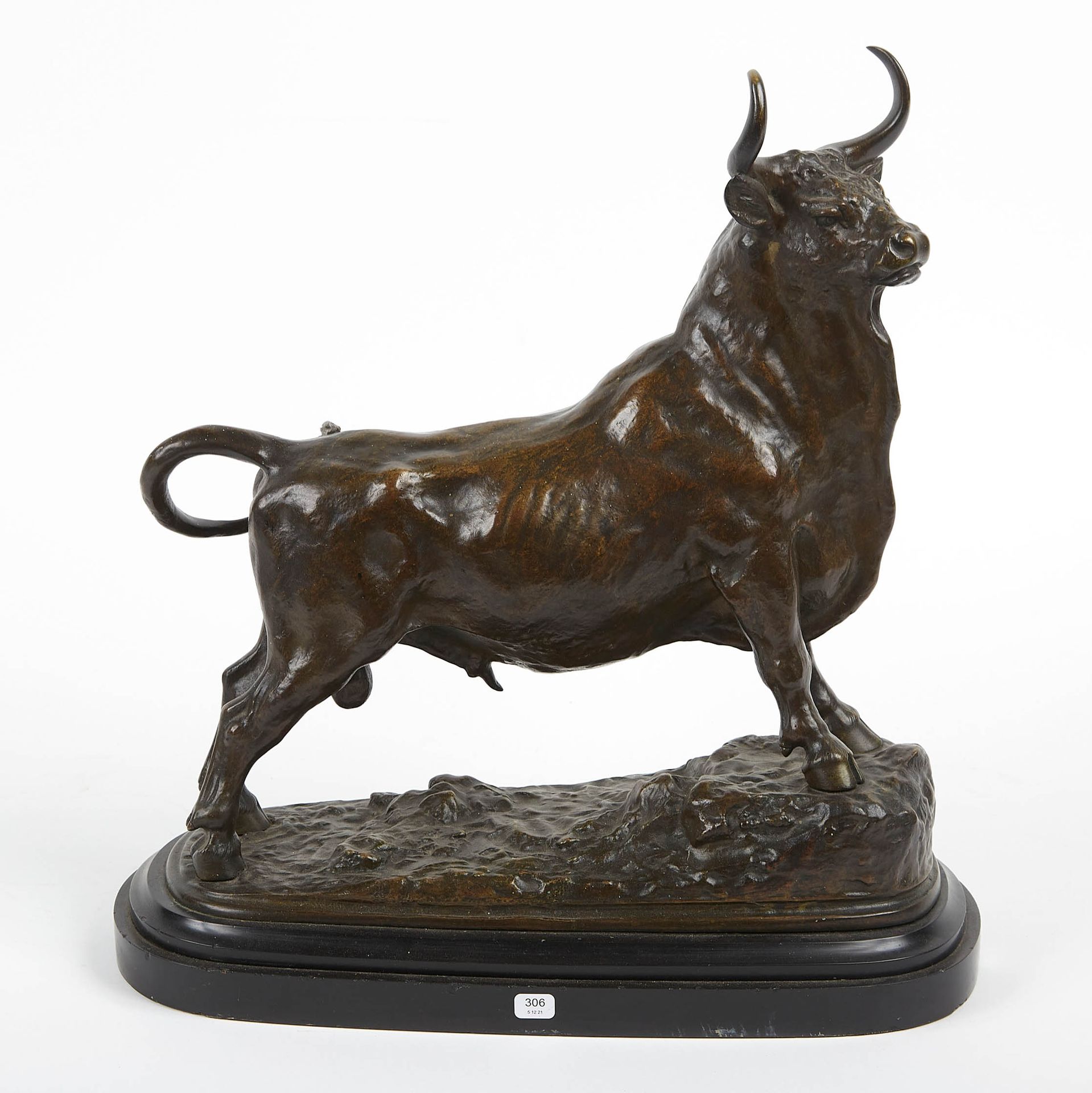 Null 美丽的青铜主题，带有棕色的铜锈，代表一头公牛。黑色大理石底座。高度：44厘米。高度：44厘米。长度：41.5厘米。深度：20厘米。