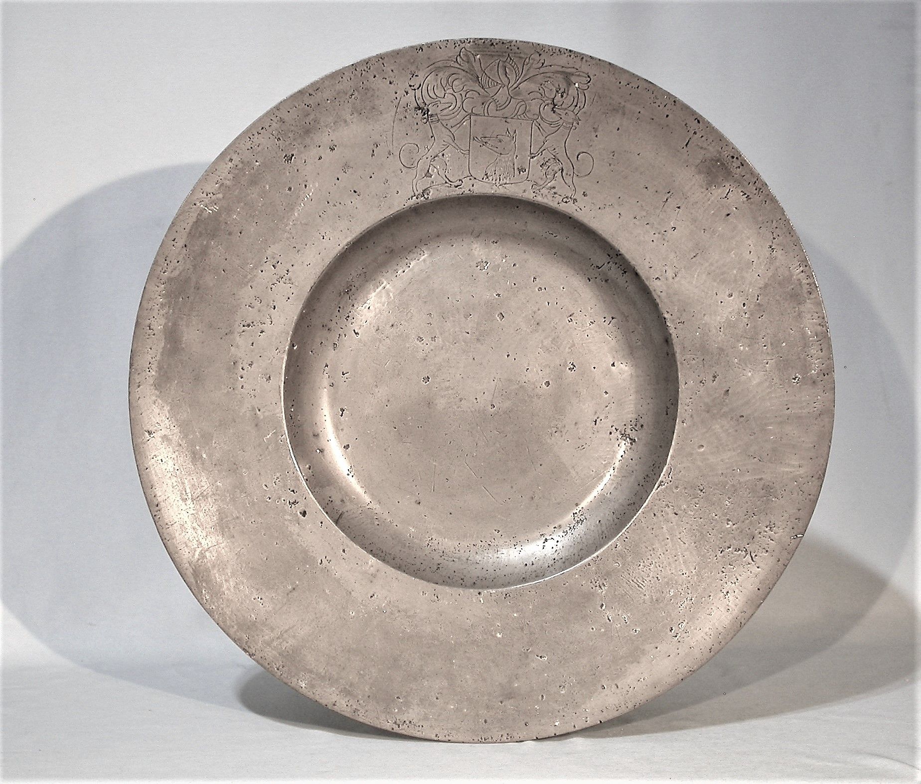 Null PARIS. Large pewter dish with round edge and wide wing called "à la cardina&hellip;