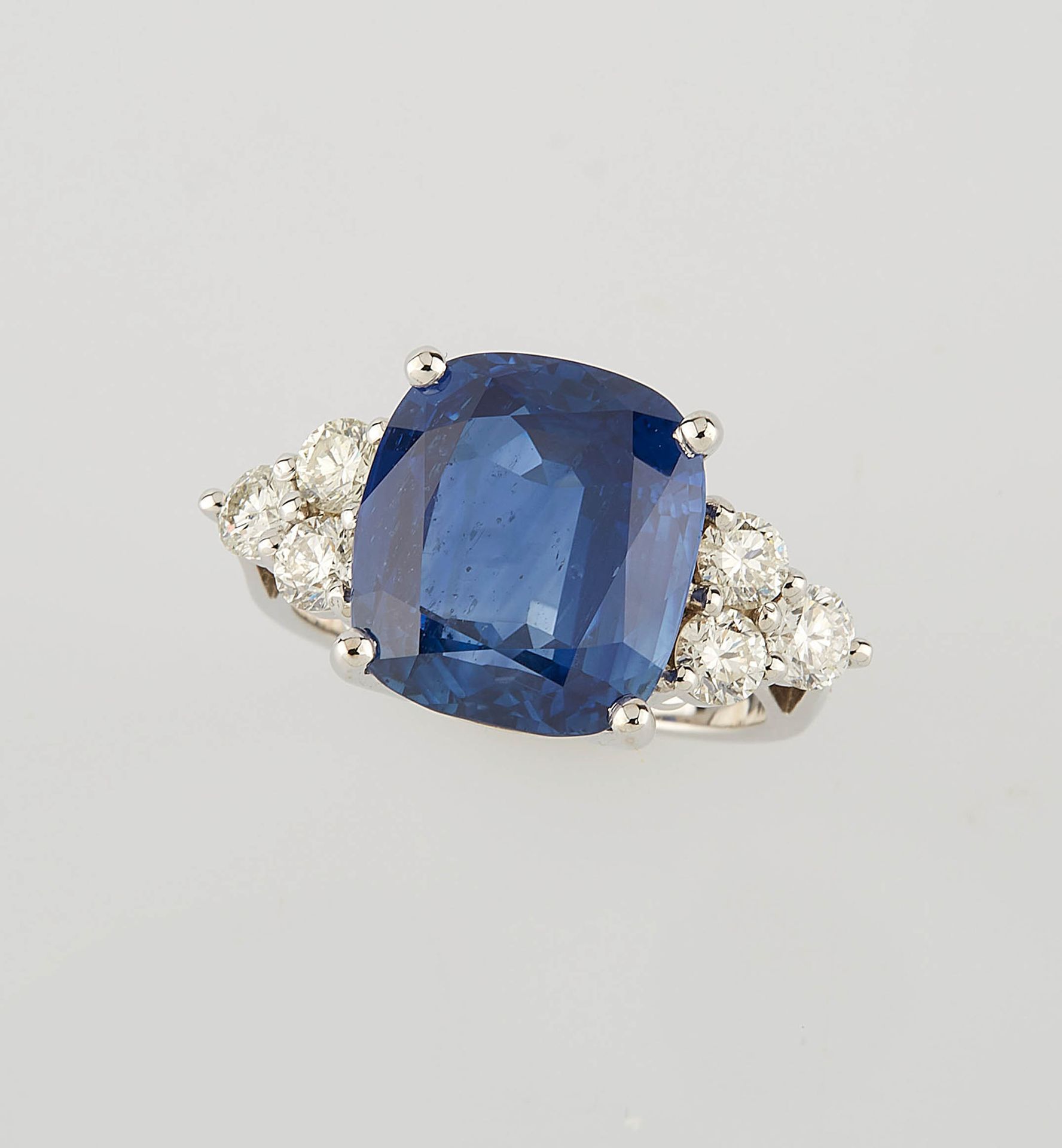 Null Important white gold ring set with a very beautiful Ceylon sapphire cushion&hellip;