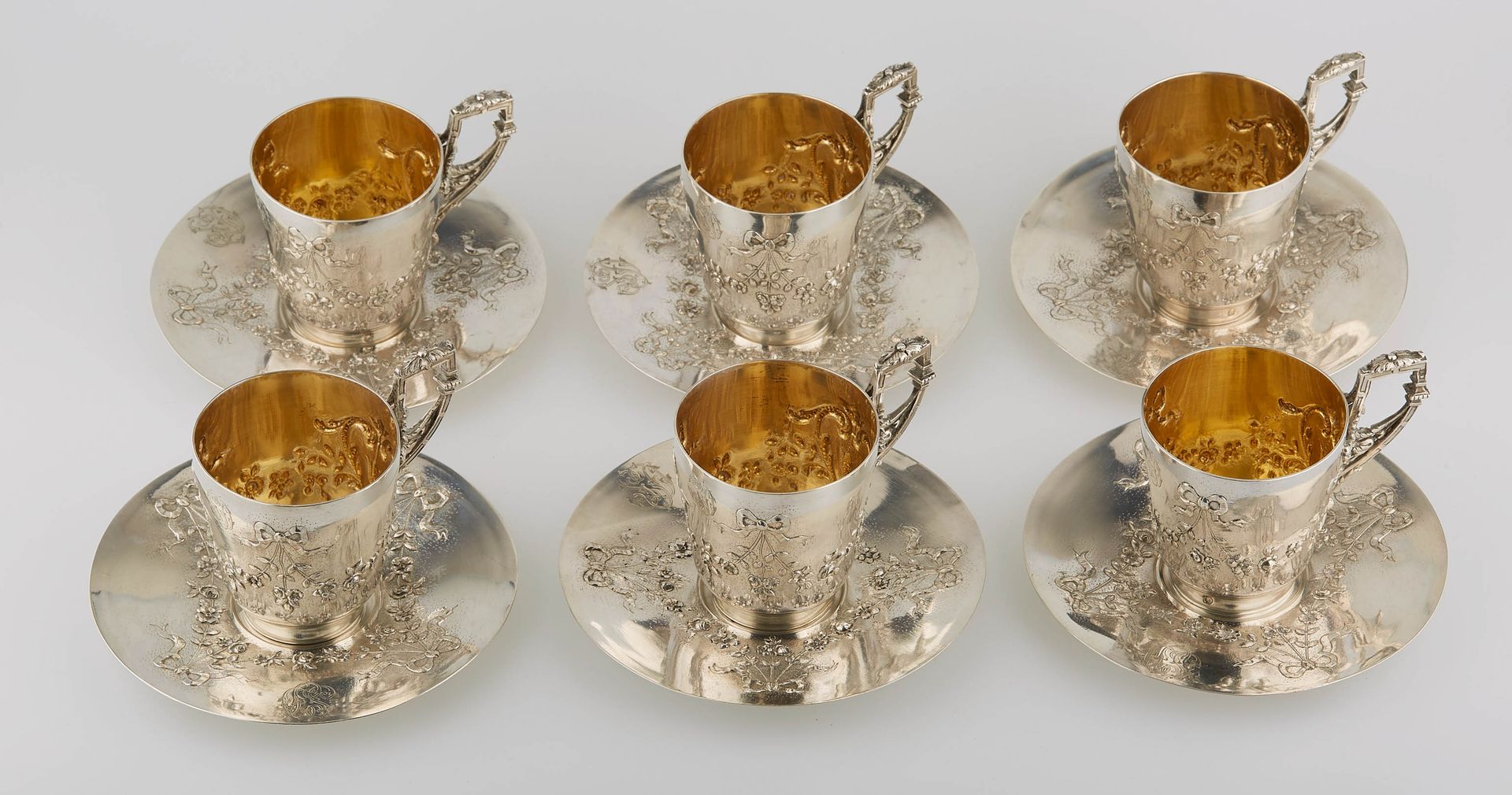 Null 一套6个银杯和6个银碟，刻有花环，凹凸有致。米纳瓦标记。M.O.: COMPERE。高度（杯）：7.2厘米。(杯) : 7,2 cm.直径（碟子）：1&hellip;