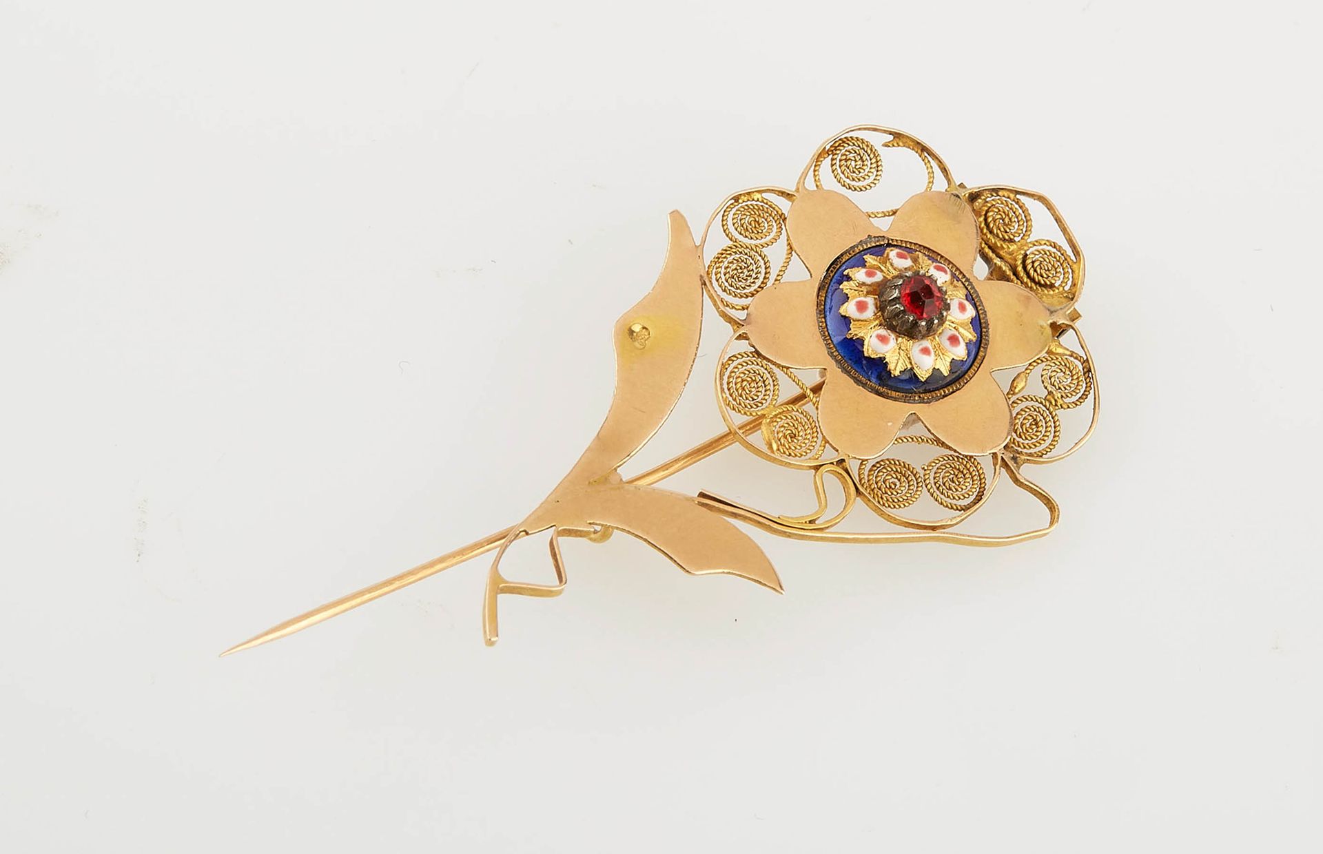Null 一枚黄金胸针，形状为花朵，上面有蓝色、白色和红色的珐琅。公羊头标志（1819/68）。长度：5.5厘米。重量：3.38克。