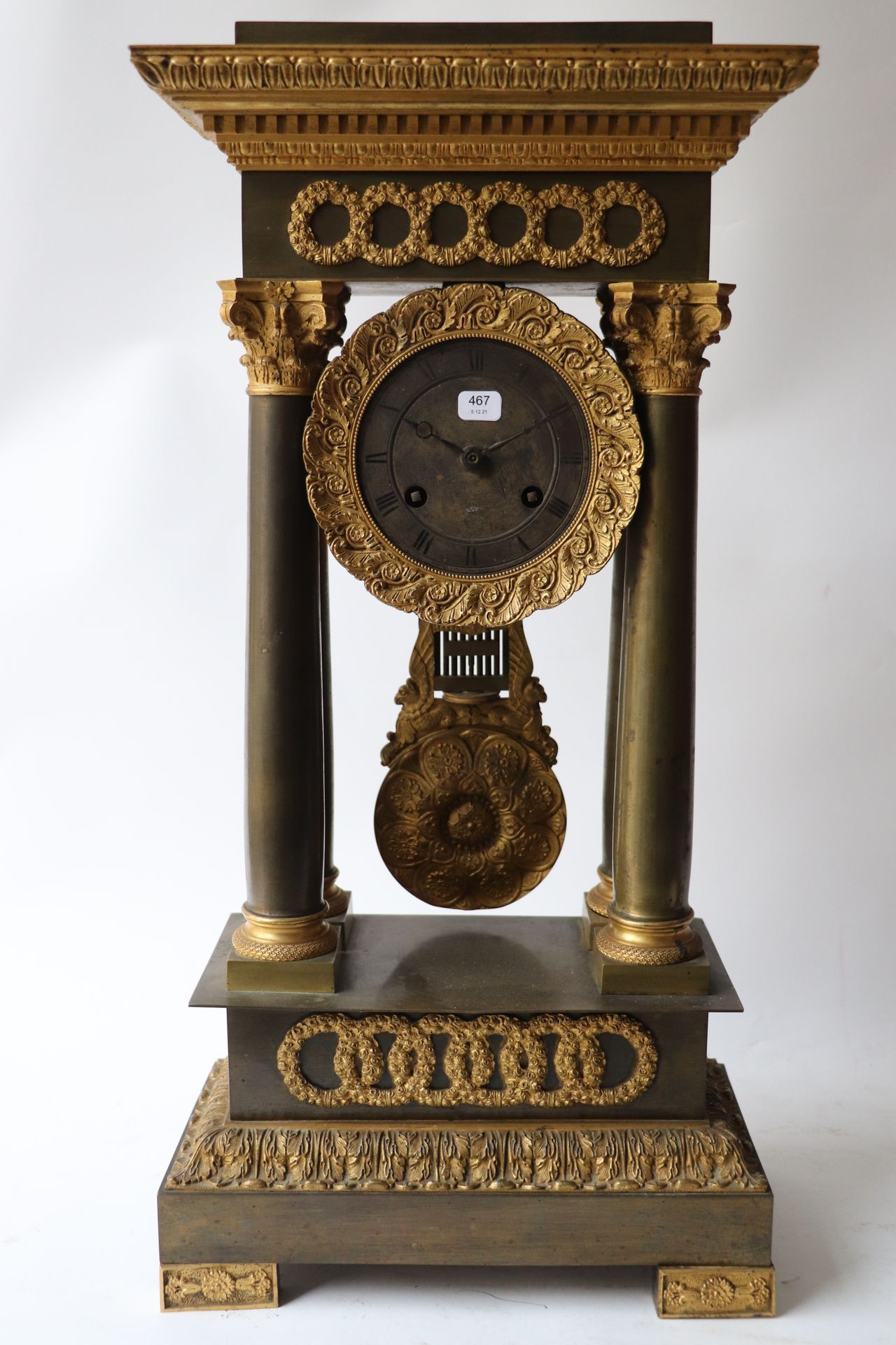 Null Reloj de pórtico en bronce con dos pátinas de verde antiguo y oro. Se apoya&hellip;