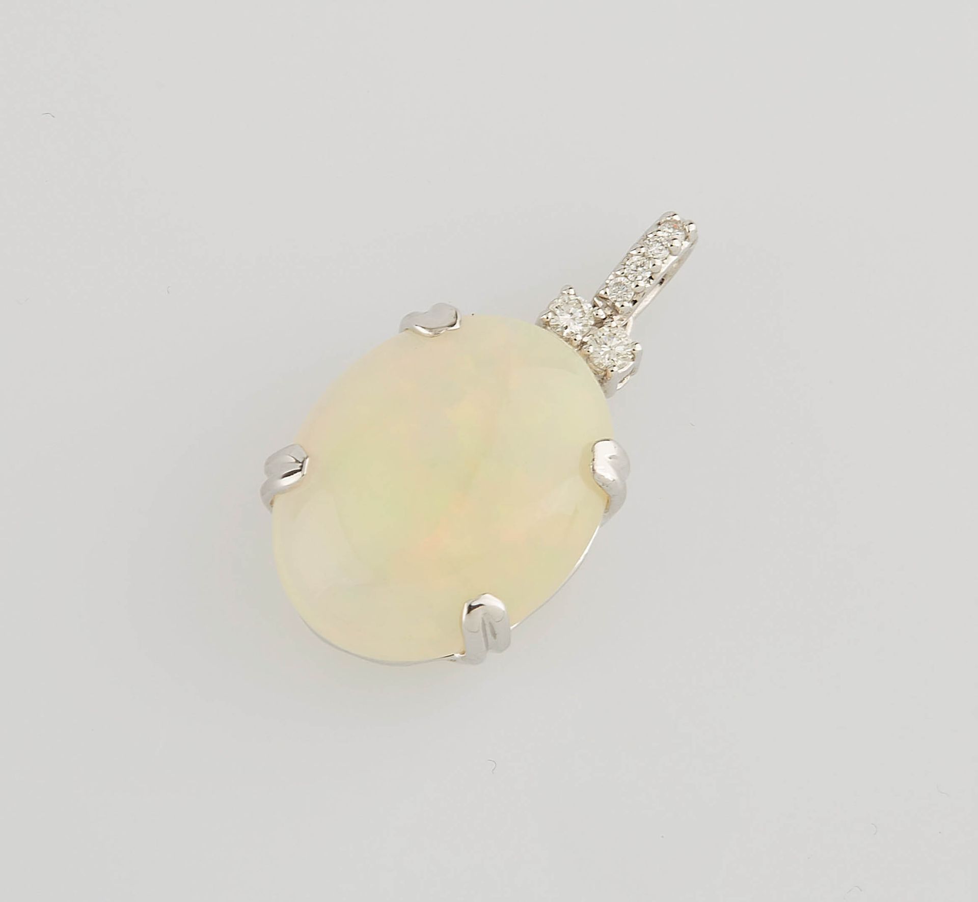 Null White gold pendant set with a large opal of 6.80 cts approx. Topped by six &hellip;