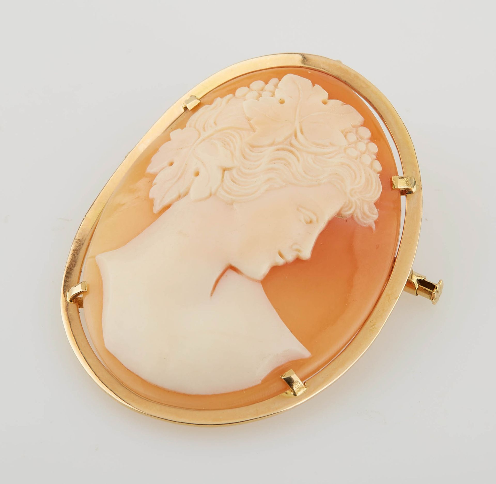 Null A yellow gold oval pendant brooch with a shell cameo representing a woman's&hellip;