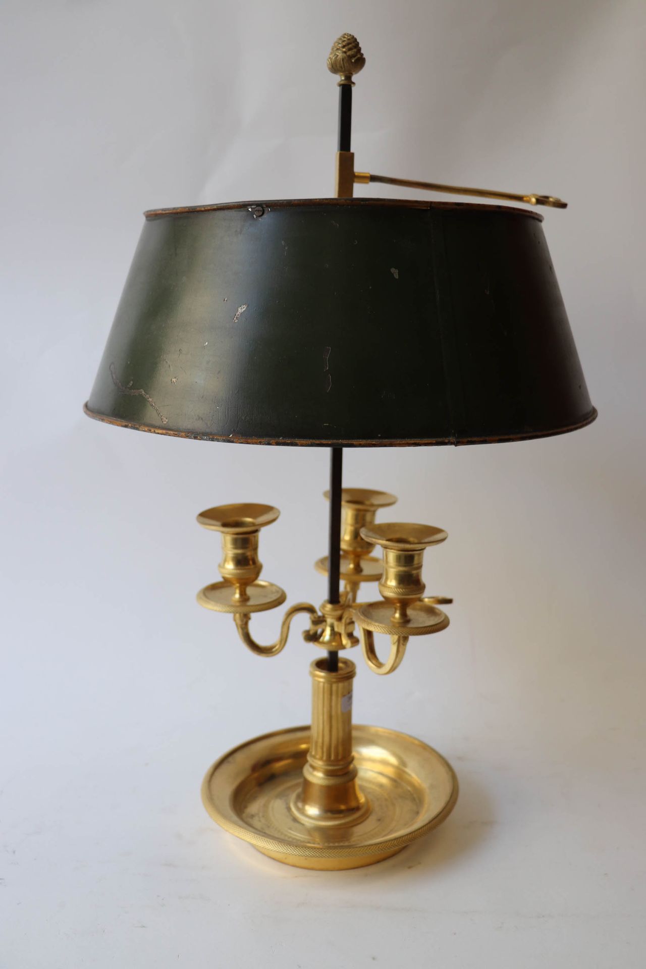 Null 一盏有三条臂的红木热水瓶灯和一个绿色油漆的金属板灯罩。19世纪。高度：53厘米。高度：53厘米。直径：32.5厘米。