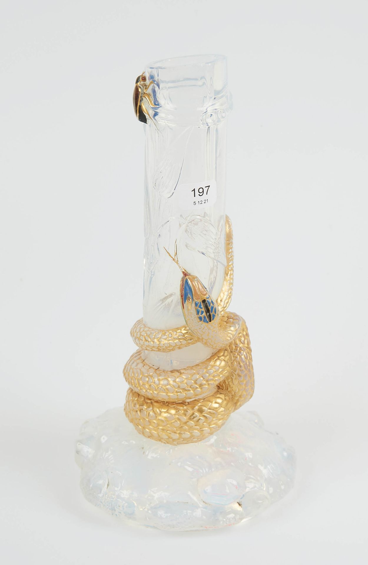 Null BACCARAT。带蓝色和镀金的模制水晶长颈花瓶，装饰着一条蛇，一只昆虫和树叶。签名。高度：21厘米。高度：21厘米。