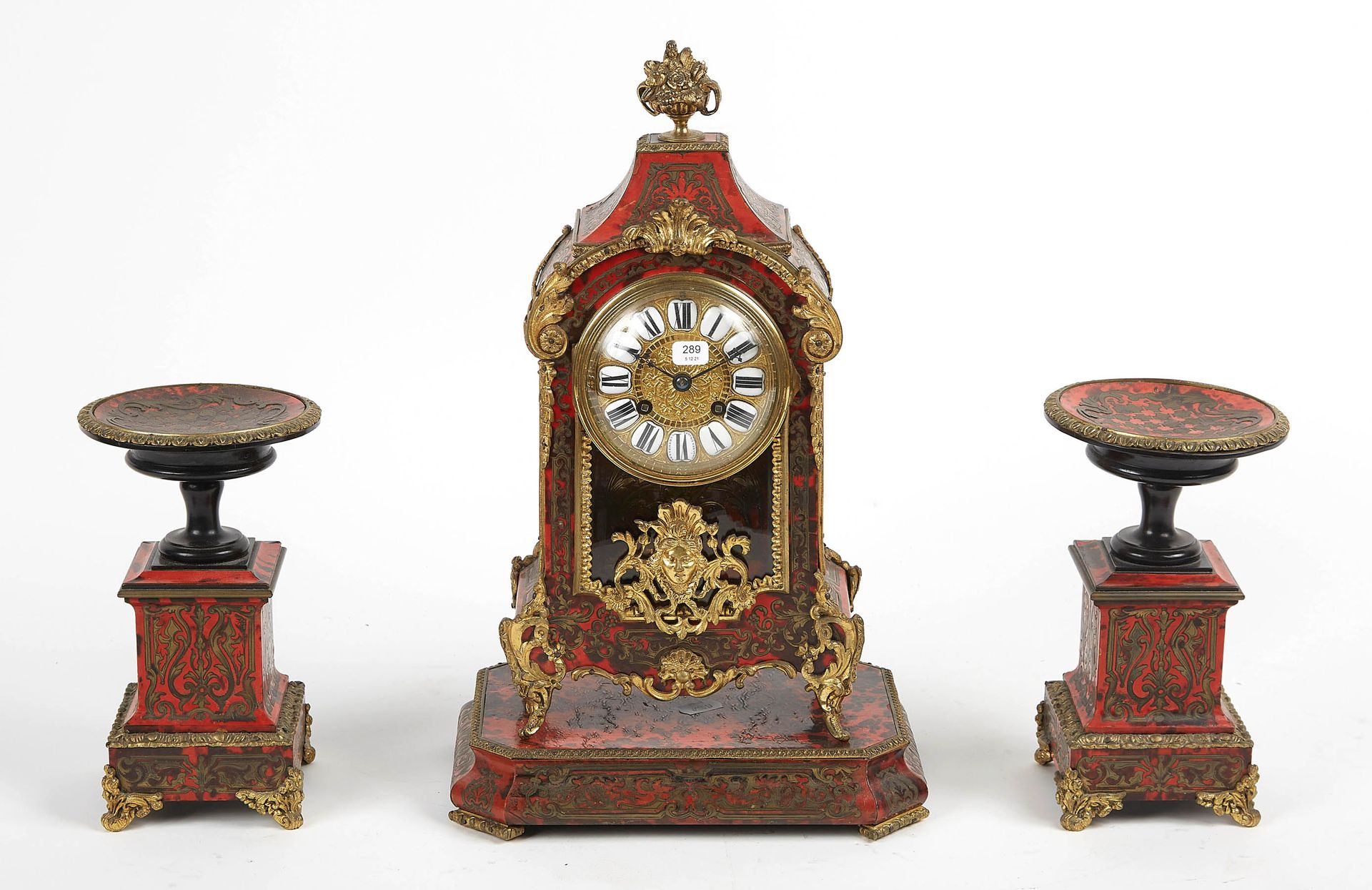 Null Garniture de cheminée dite "Boulle" comprenant deux urnes et une pendule av&hellip;