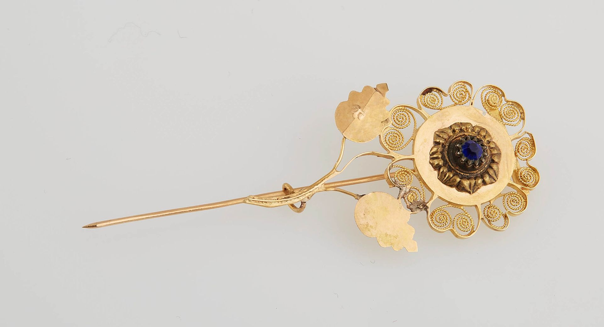 Null 黄金针，部分为花形丝线。公羊头标志（1819/38）。长度：5.5厘米。重量：2克。