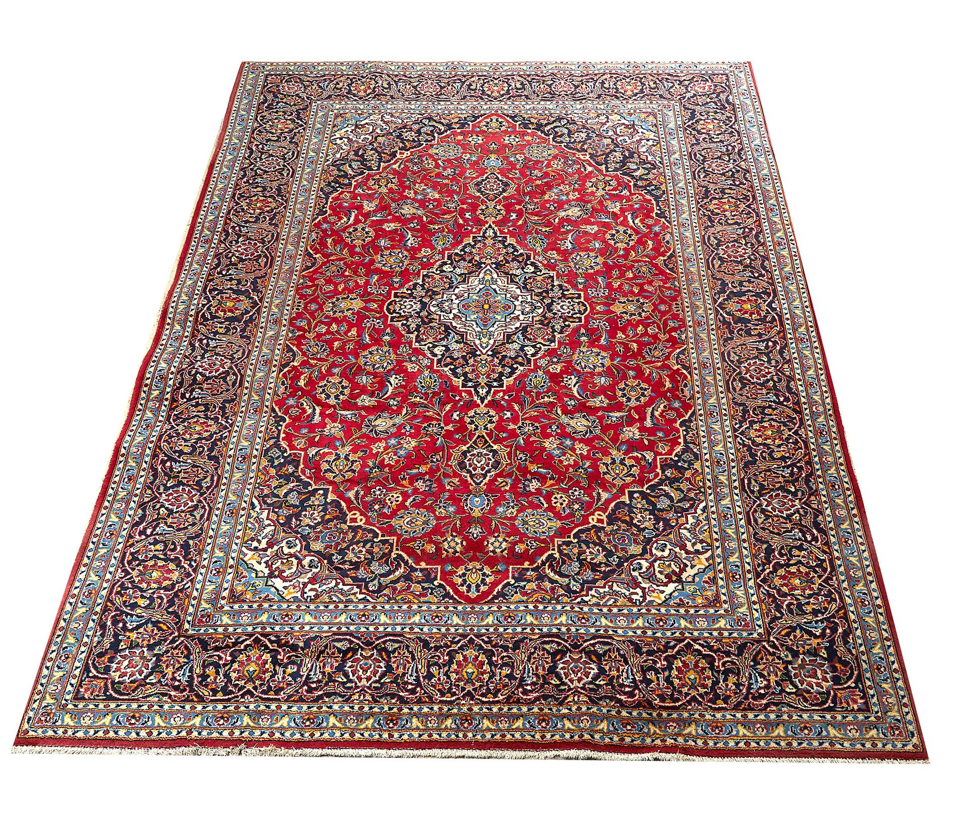 Null 内德贾法巴德（伊朗）。羊毛地毯，蓝色和红色背景上有多色花的装饰。384 x 282.