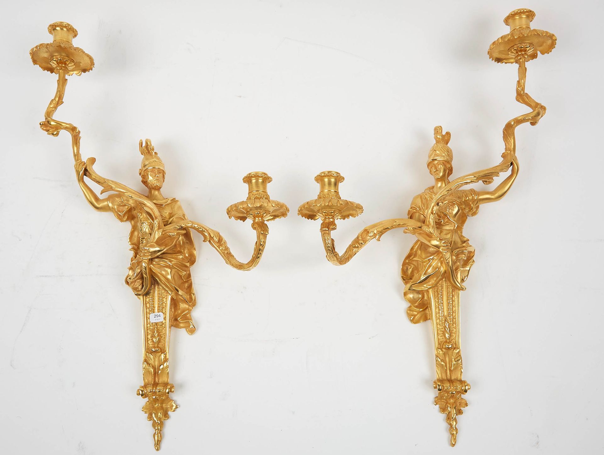 Null Bella coppia di appliques in ormolu con due bracci di luce, uno con un uomo&hellip;