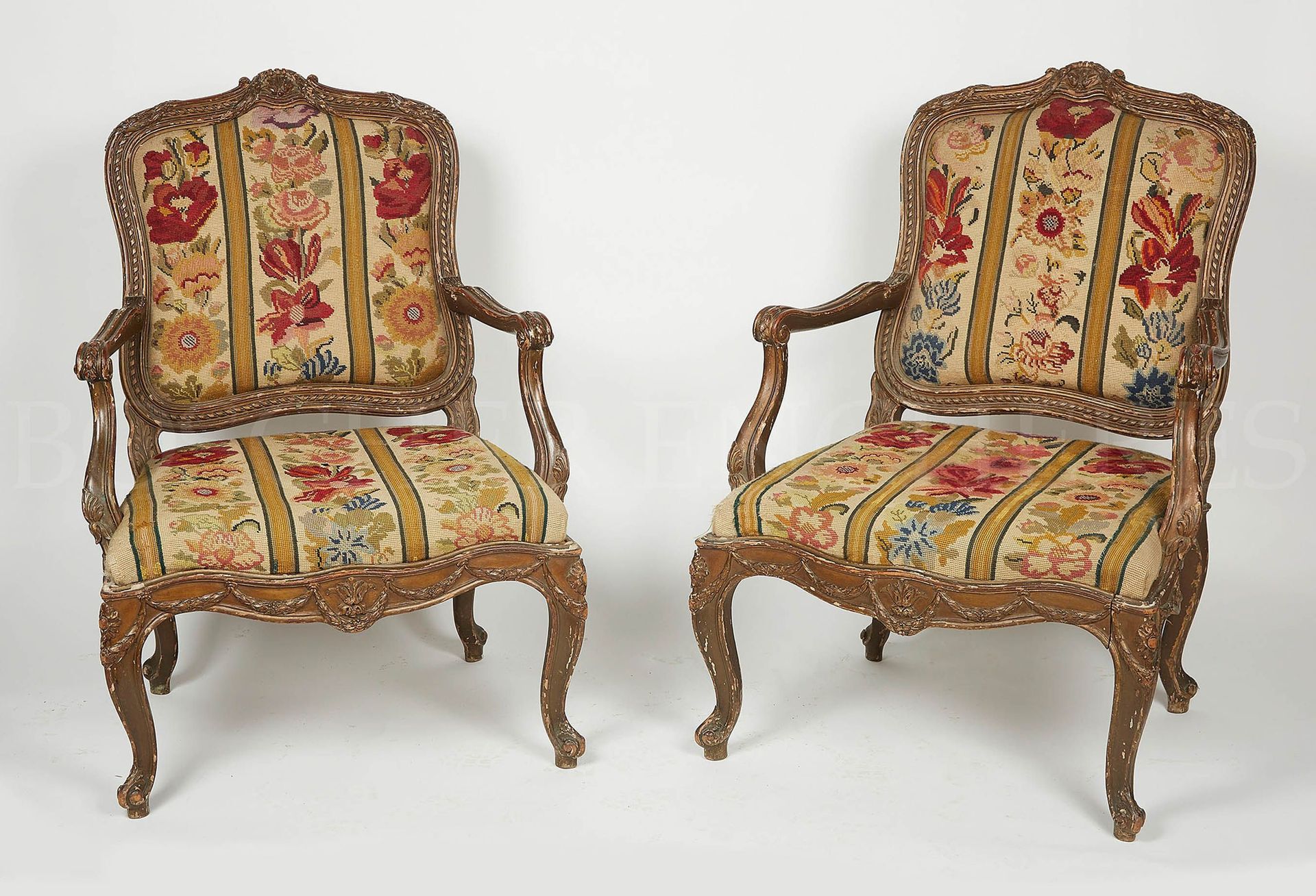 Null Ein Paar Sessel mit flachen Rückenlehnen aus geschnitztem, ehemals lackiert&hellip;